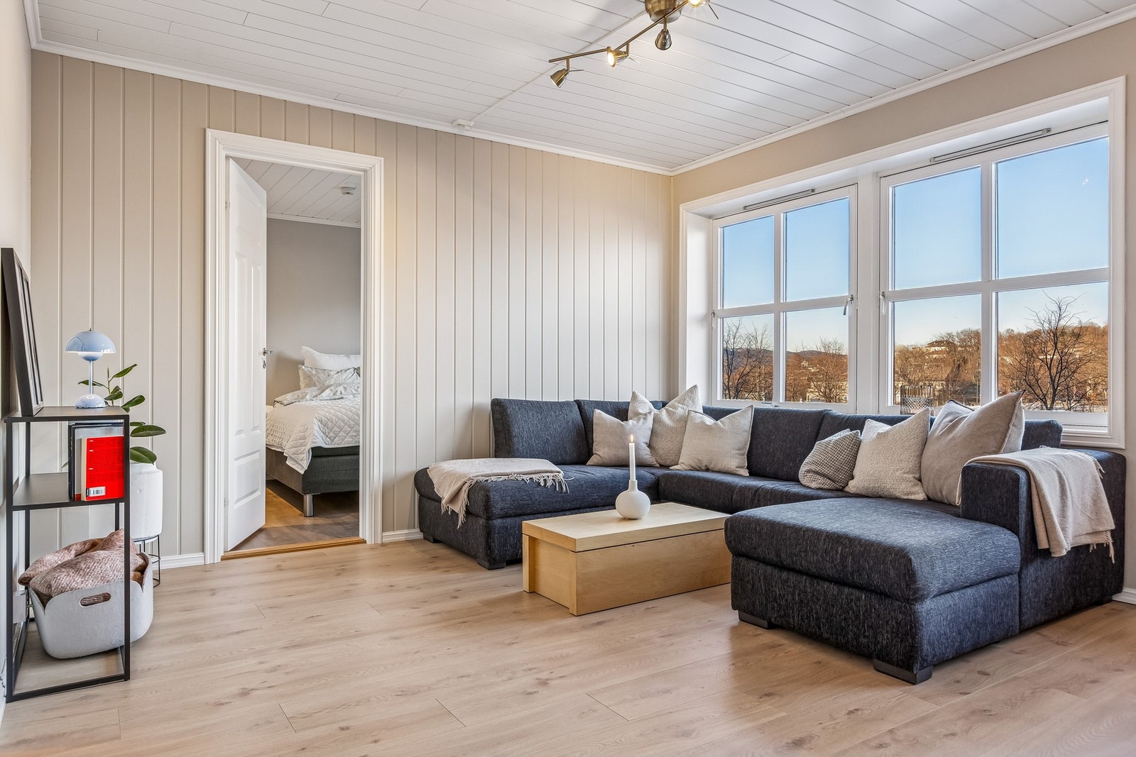 Stuen ligger i en åpen løsning med kjøkkenet og måler totalt 26 kvm. Galleribilde