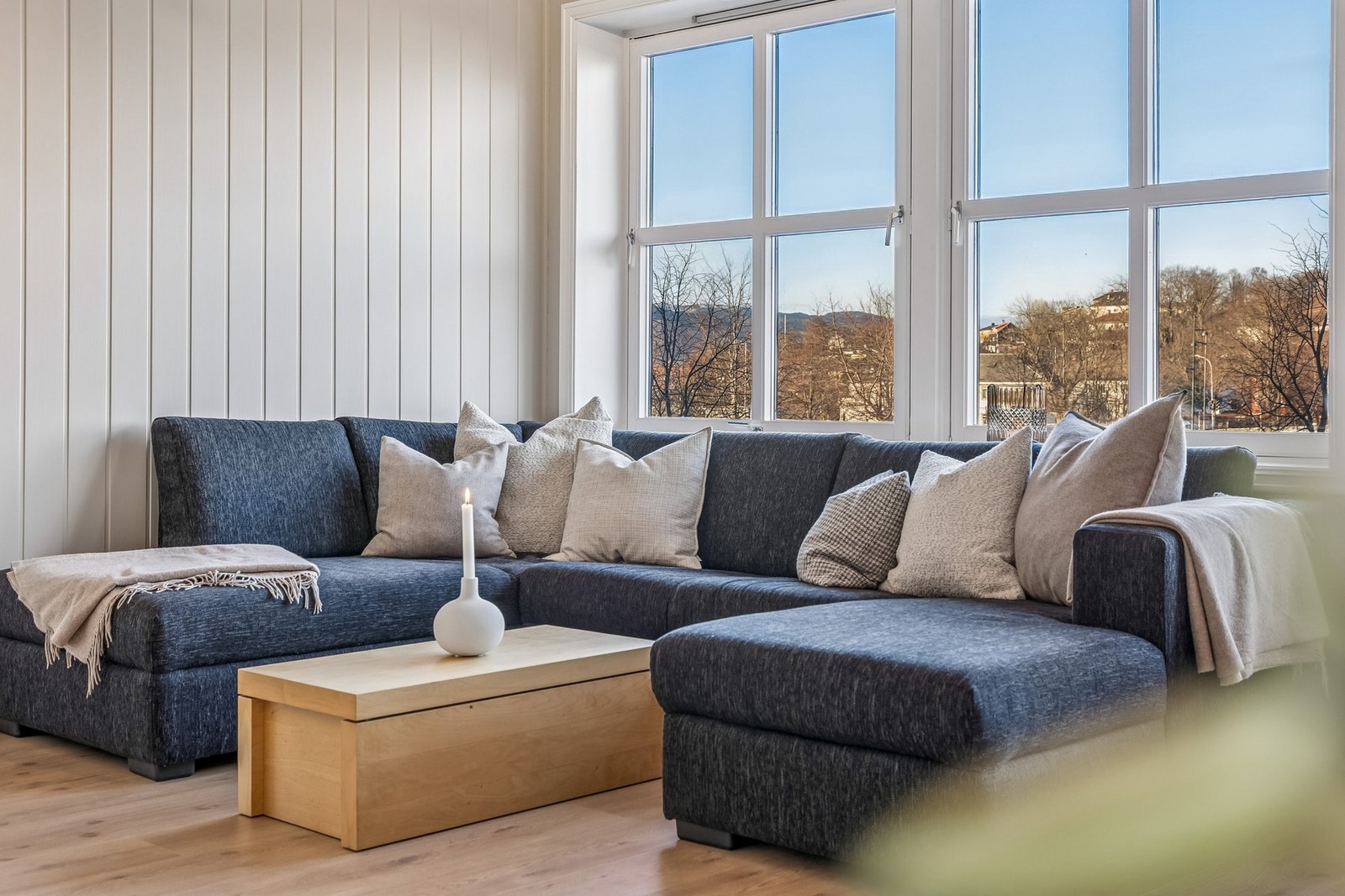 Her kan du enkelt innrede med stor hjørnesofa og tilhørende møblement. Galleribilde