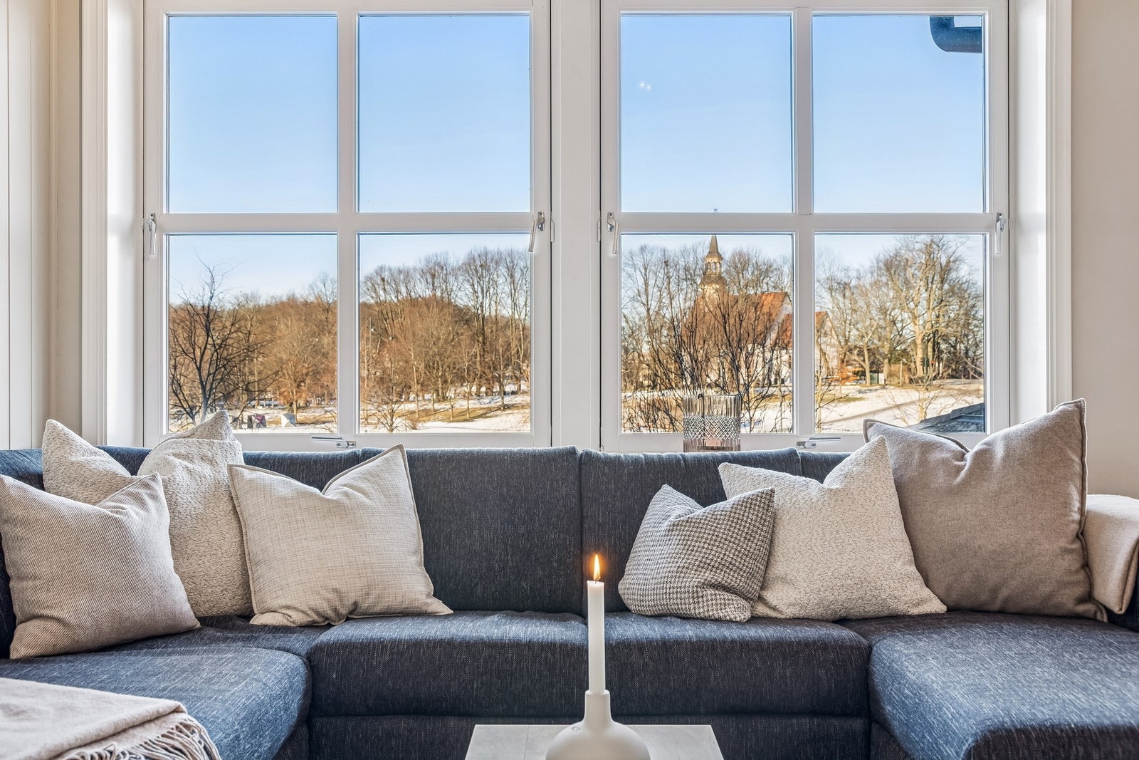 Leiligheten har store vindusflater som gir rikelig med naturlig lysinnslipp og en luftig romfølelse. Galleribilde