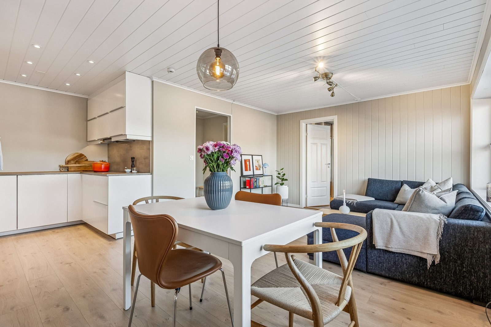 Spisegruppen finner sin naturlige plassering i rommet mellom kjøkkenet og stuen. Galleribilde