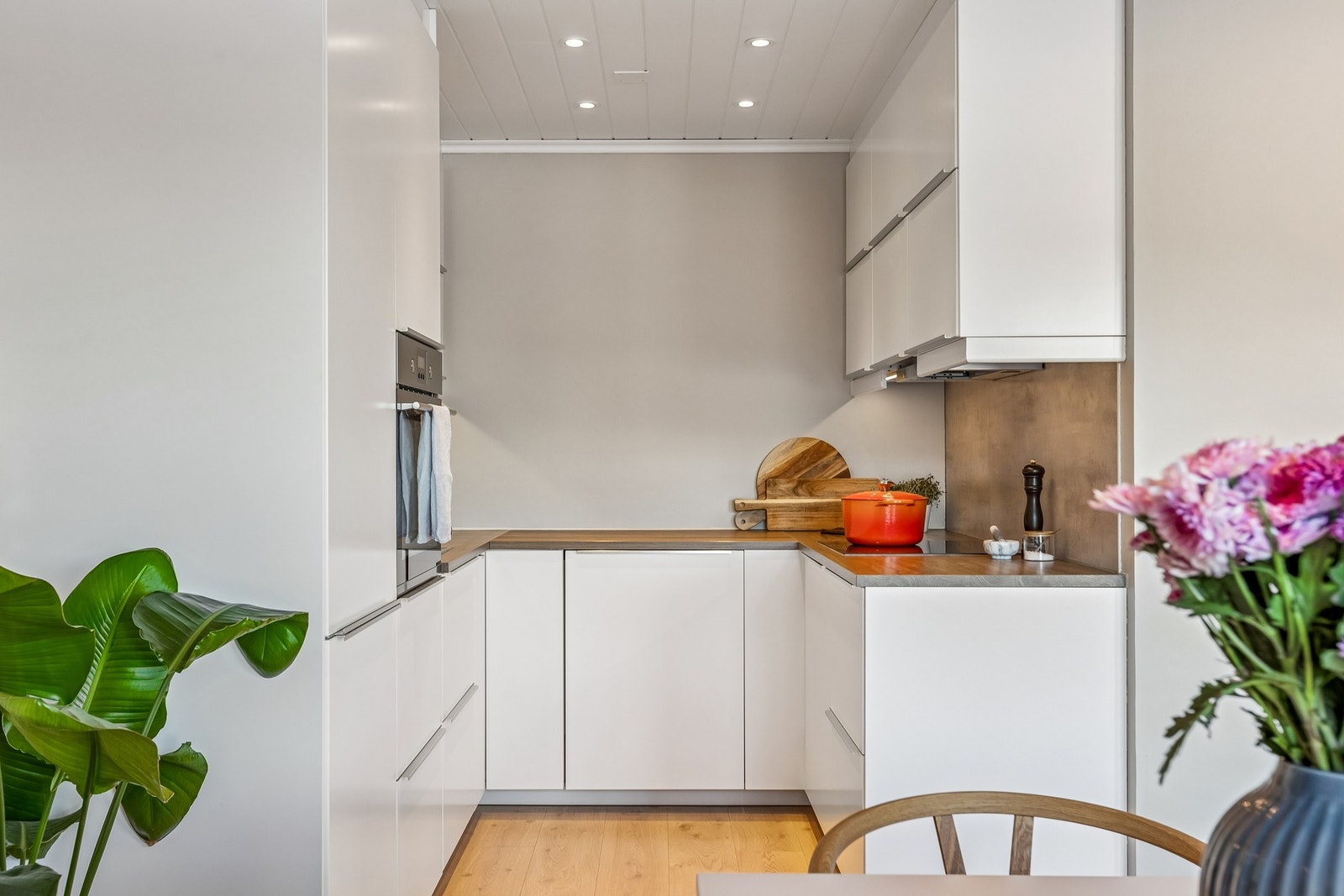 Et stilrent kjøkken med god skapplass og en funksjonell utforming som gjør matlagingen oversiktlig og enkel. Galleribilde