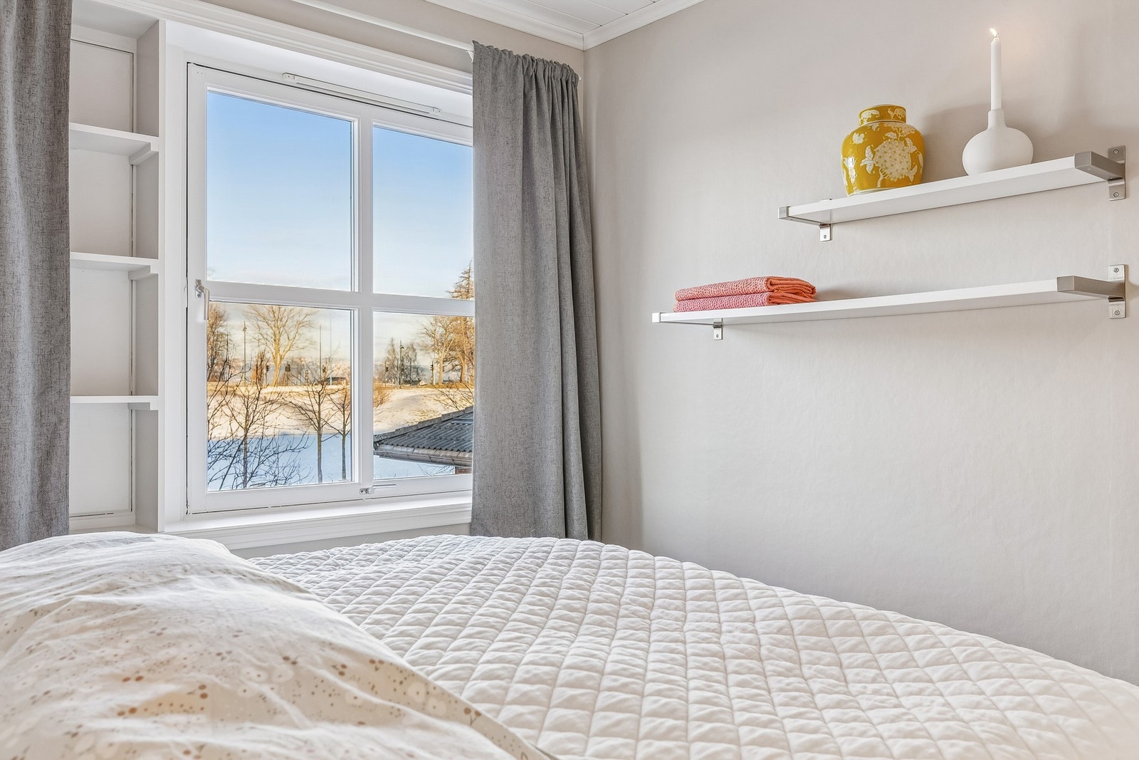 Romslig soverom måler 10 kvm. Vinduskarmer på soverommet er skrapt, pusset og malt i nyere tid. Galleribilde