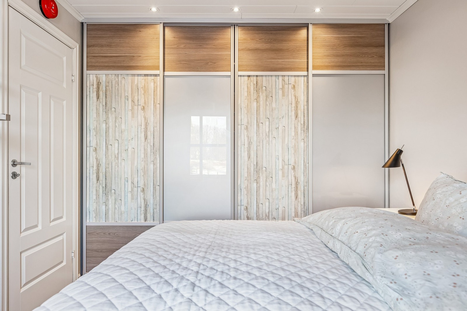 Soverommet byr på rikelig med oppbevaringsmuligheter. Galleribilde