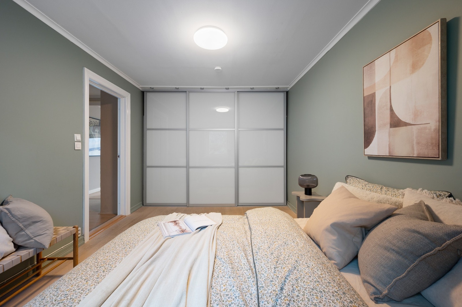 Stor skyvedørsgarderobe med god oppbevaringsplass Galleribilde