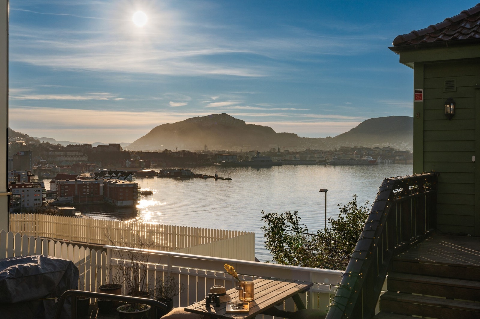 Uteplass med gode solforhold Galleribilde