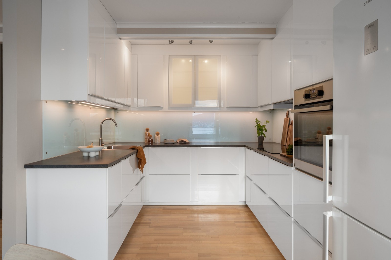 God skap- og benkeplass Galleribilde