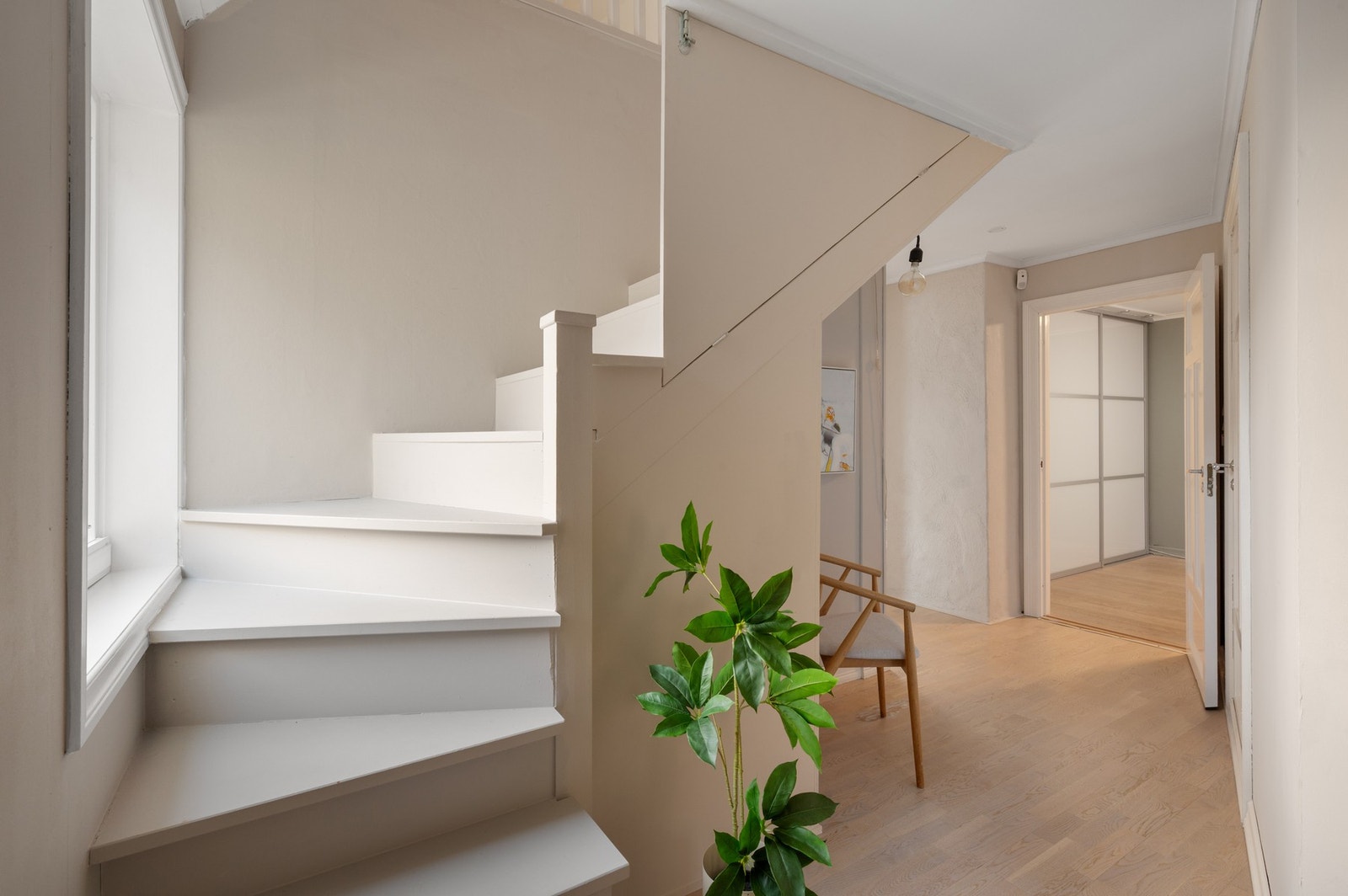 Trappen fører deg opp til loftsetasjen Galleribilde