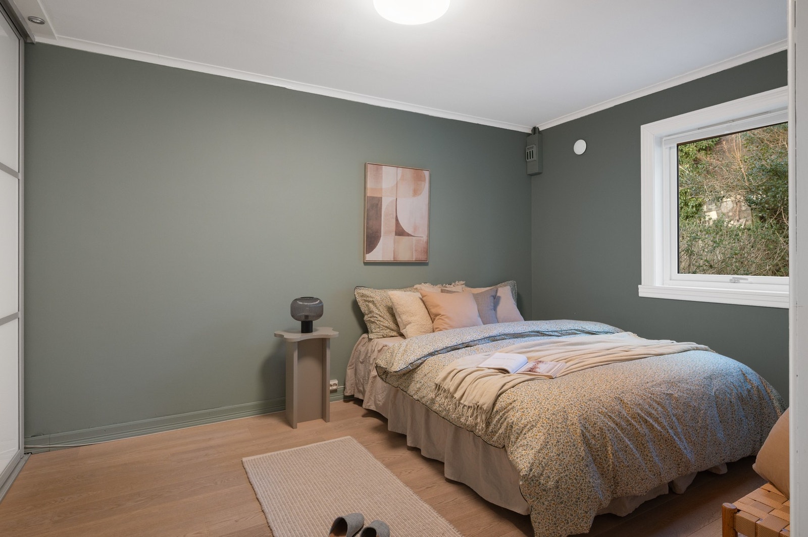 Rommet er malt i en delikat og behagelig farge Galleribilde