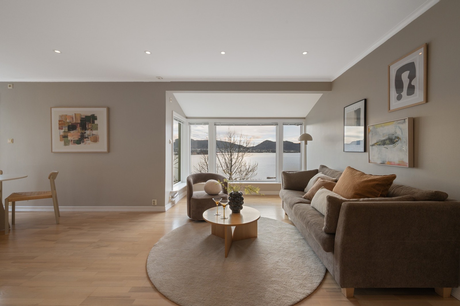 Spotlights i taket Galleribilde