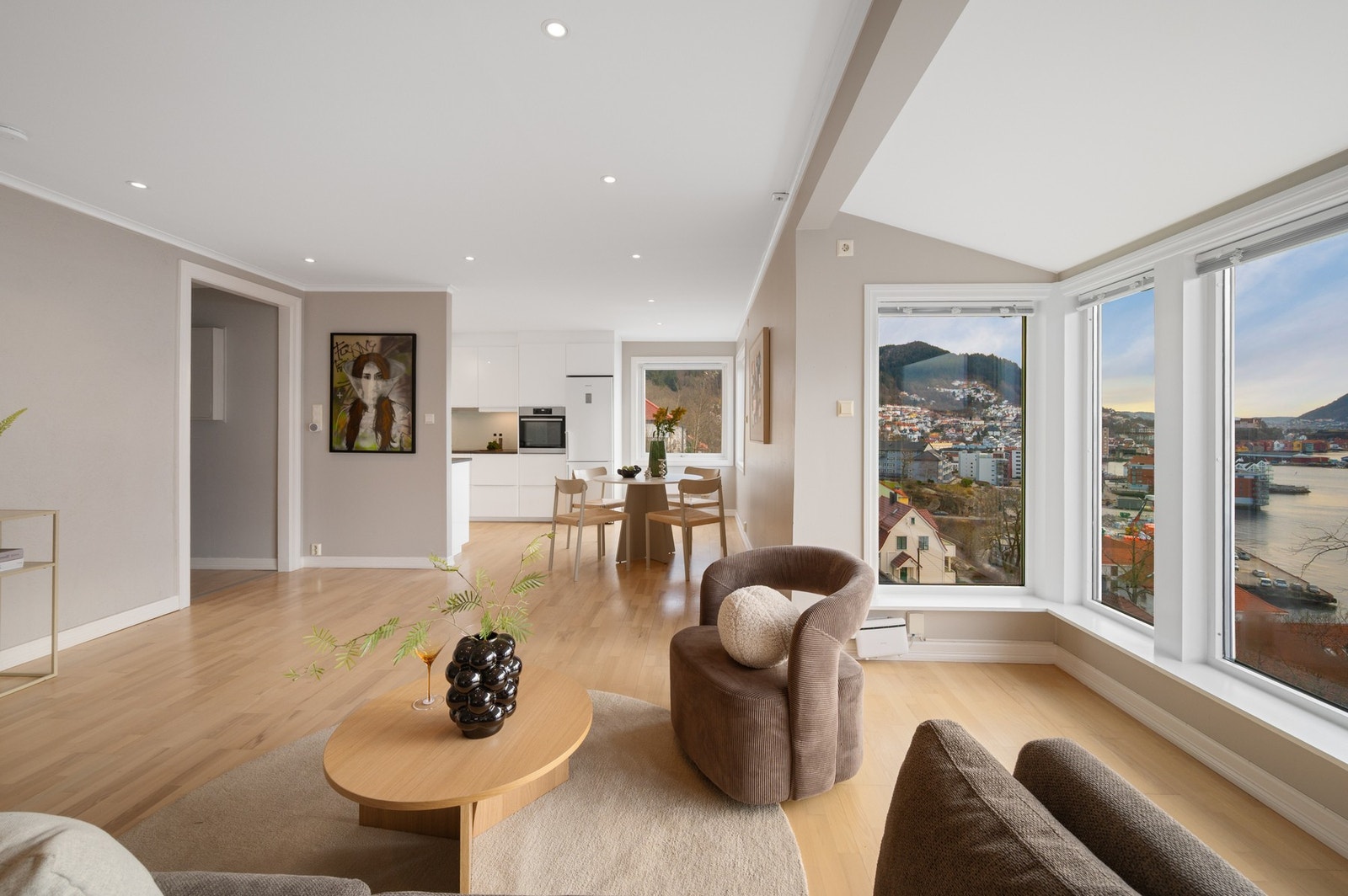 Den store og åpne løsningen gir en god romfølelse Galleribilde