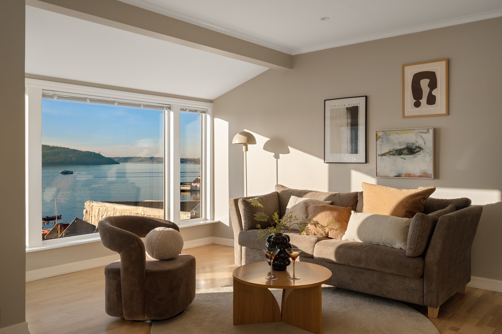 Fra sofakroken kan du nyte utsikten over innseilingen Galleribilde