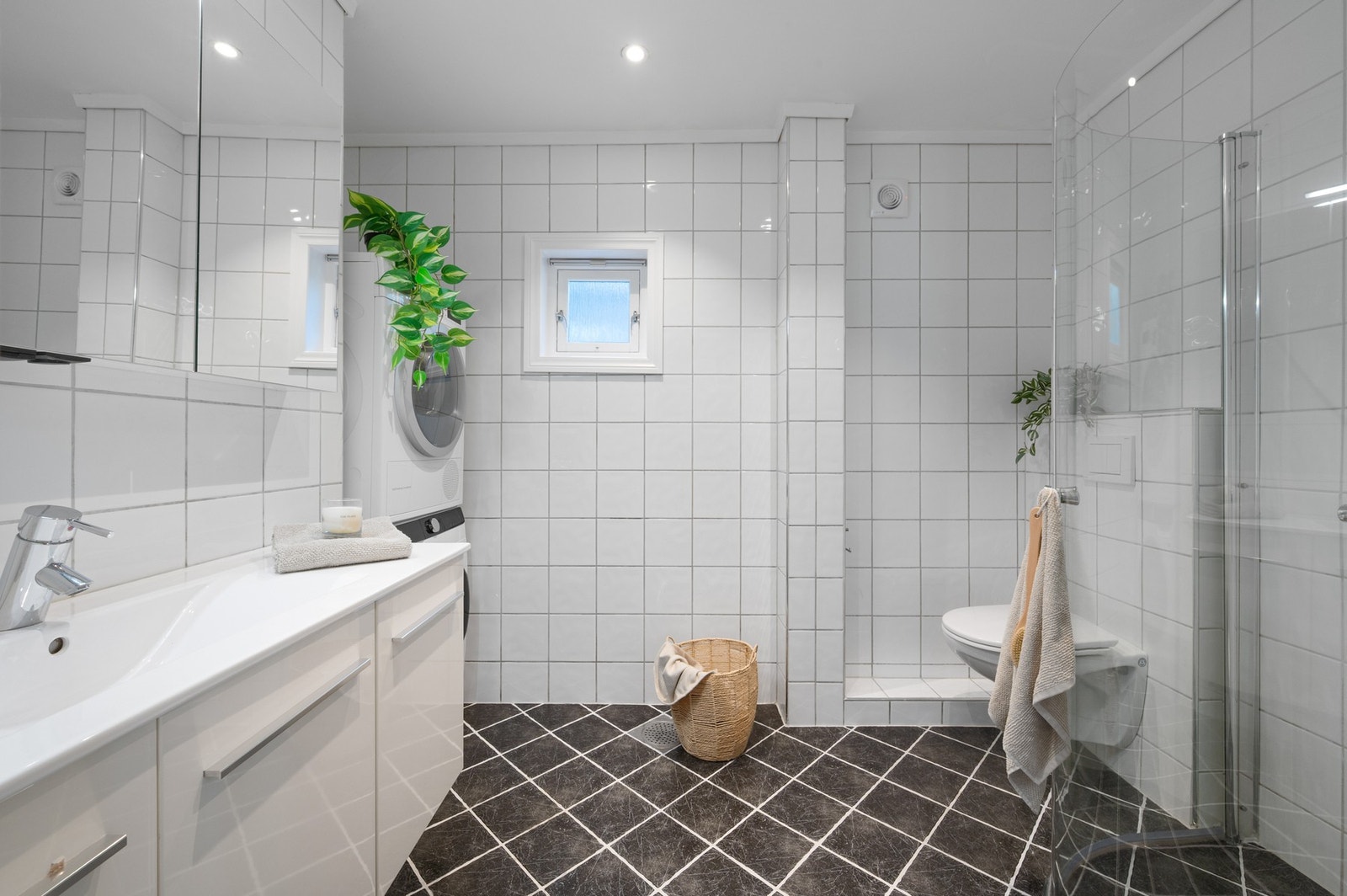 Helfliset bad med varme i gulv Galleribilde