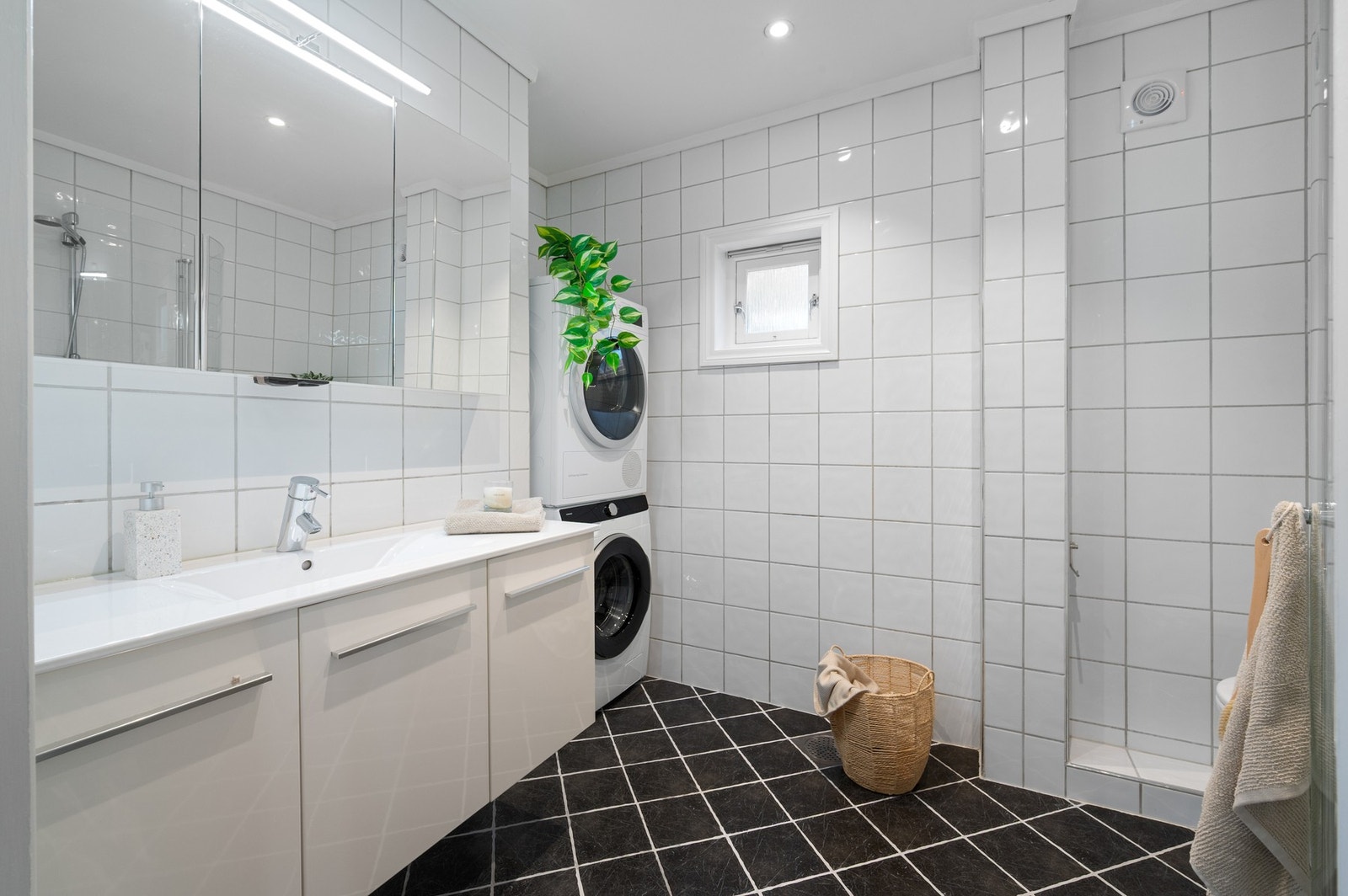 Nisje for vaskemaskin og tørketrommel Galleribilde