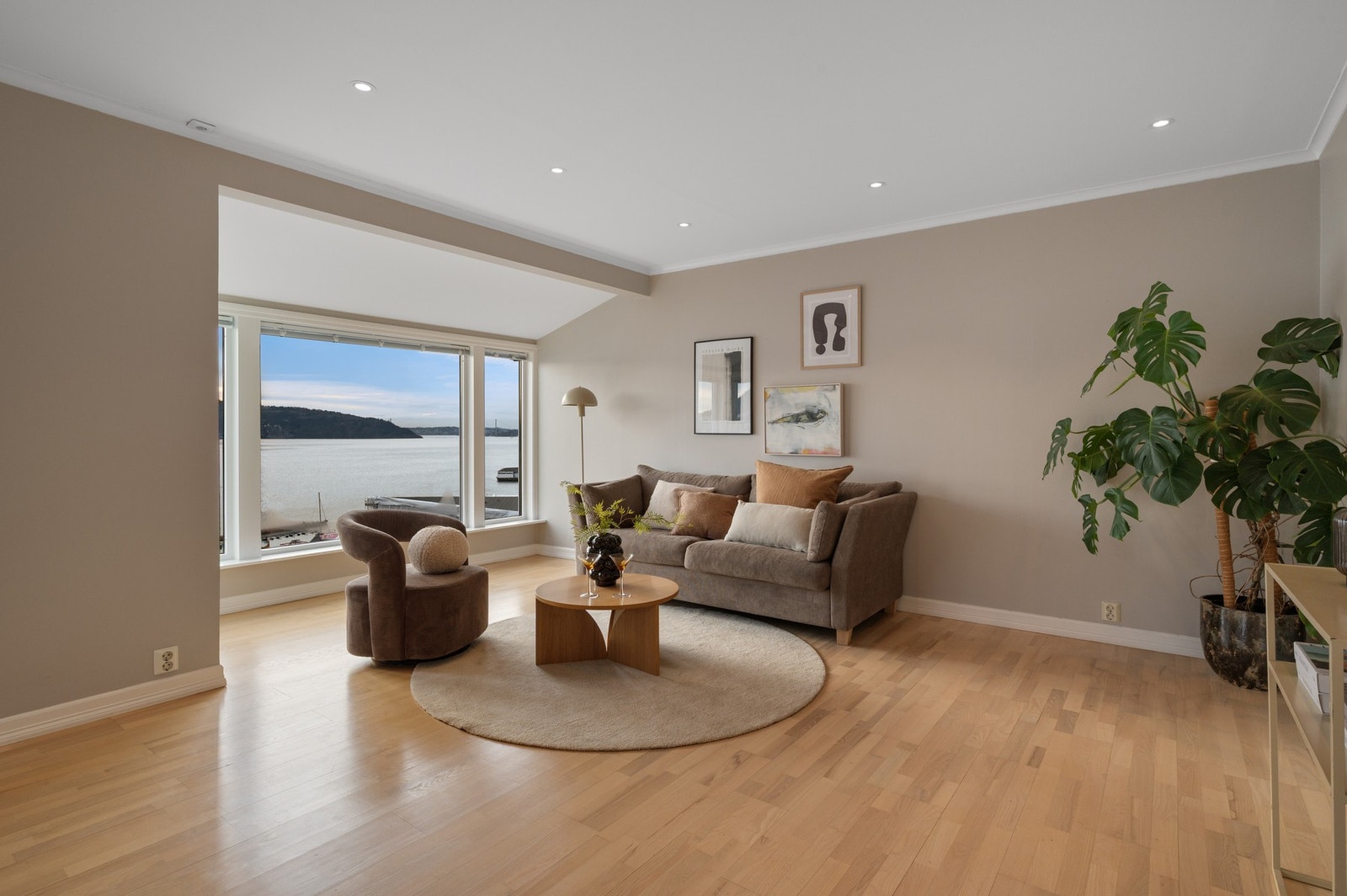 Stuen har store vinduer som gir rommet godt med lys Galleribilde