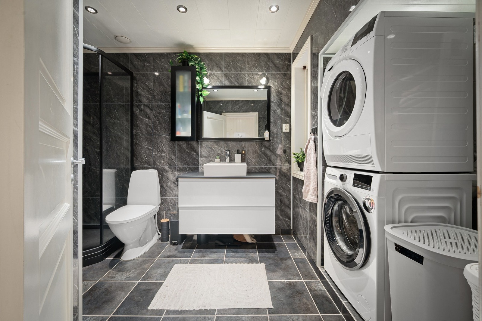 Bad i lekker utførelse! Det er flislagt gulv med varme Galleribilde