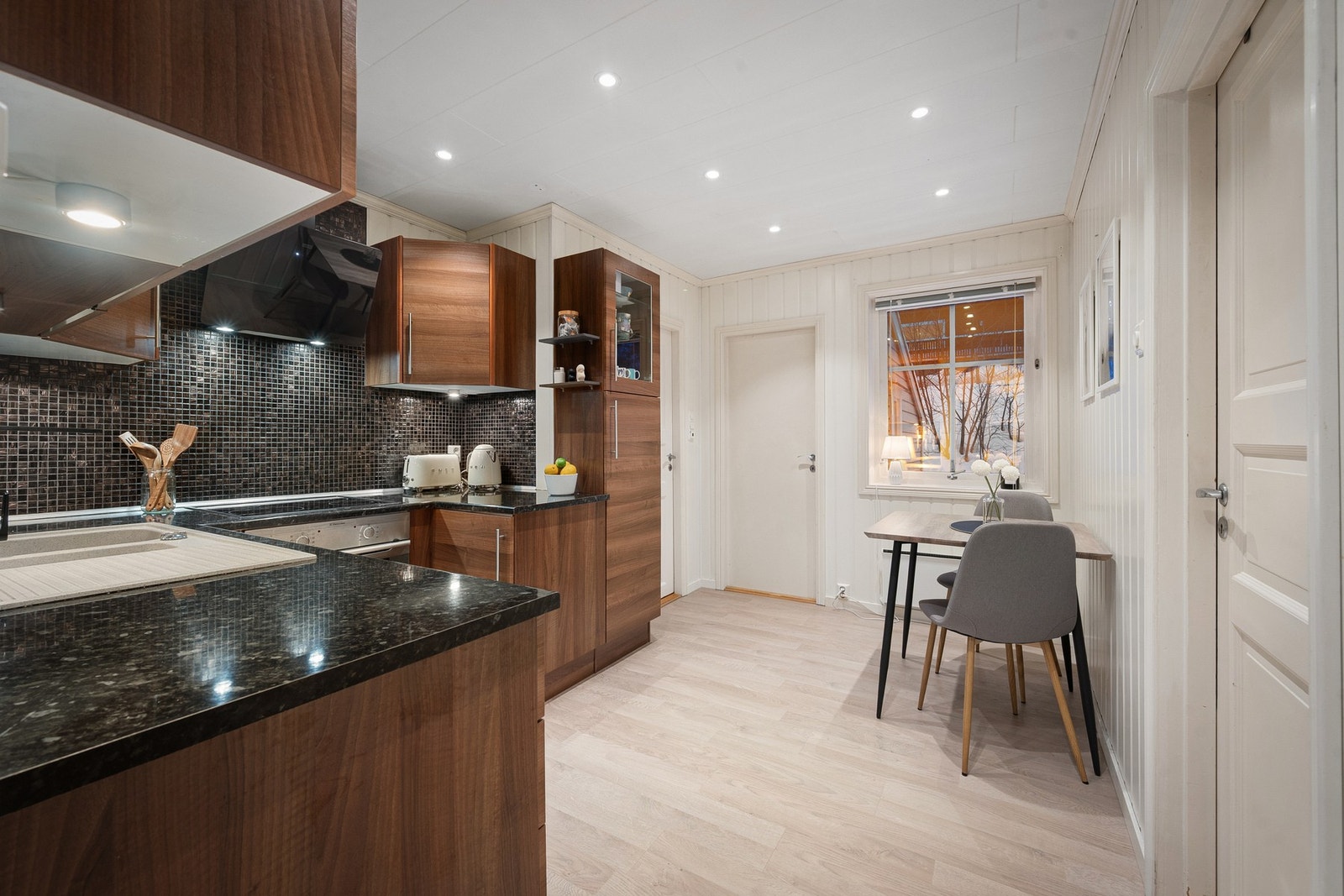 Kjøkken av god størrelse med rom for spiseplass Galleribilde