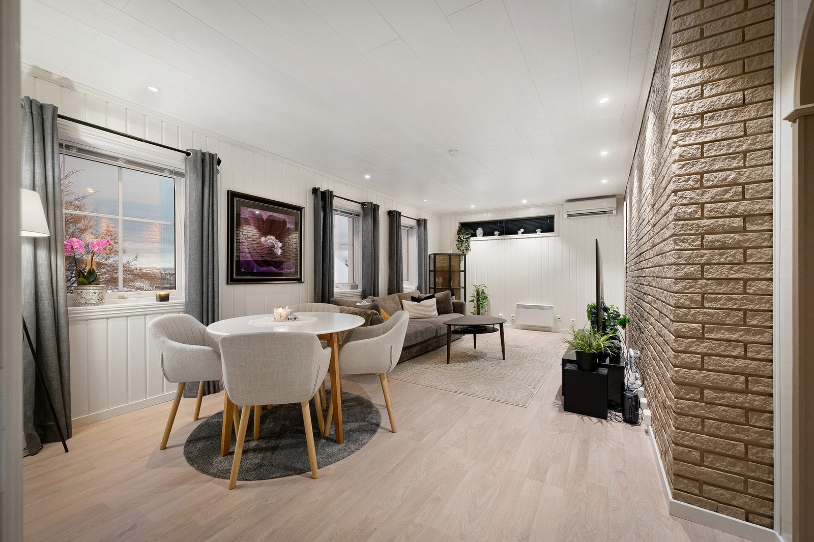 Velkommen - i hovedetasjen finner vi en lys og romslig stue Galleribilde