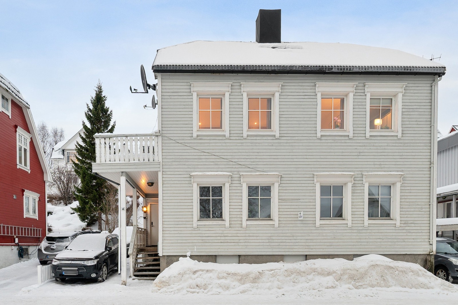 Parkeringsplass for biler på høyre side av bygget Galleribilde