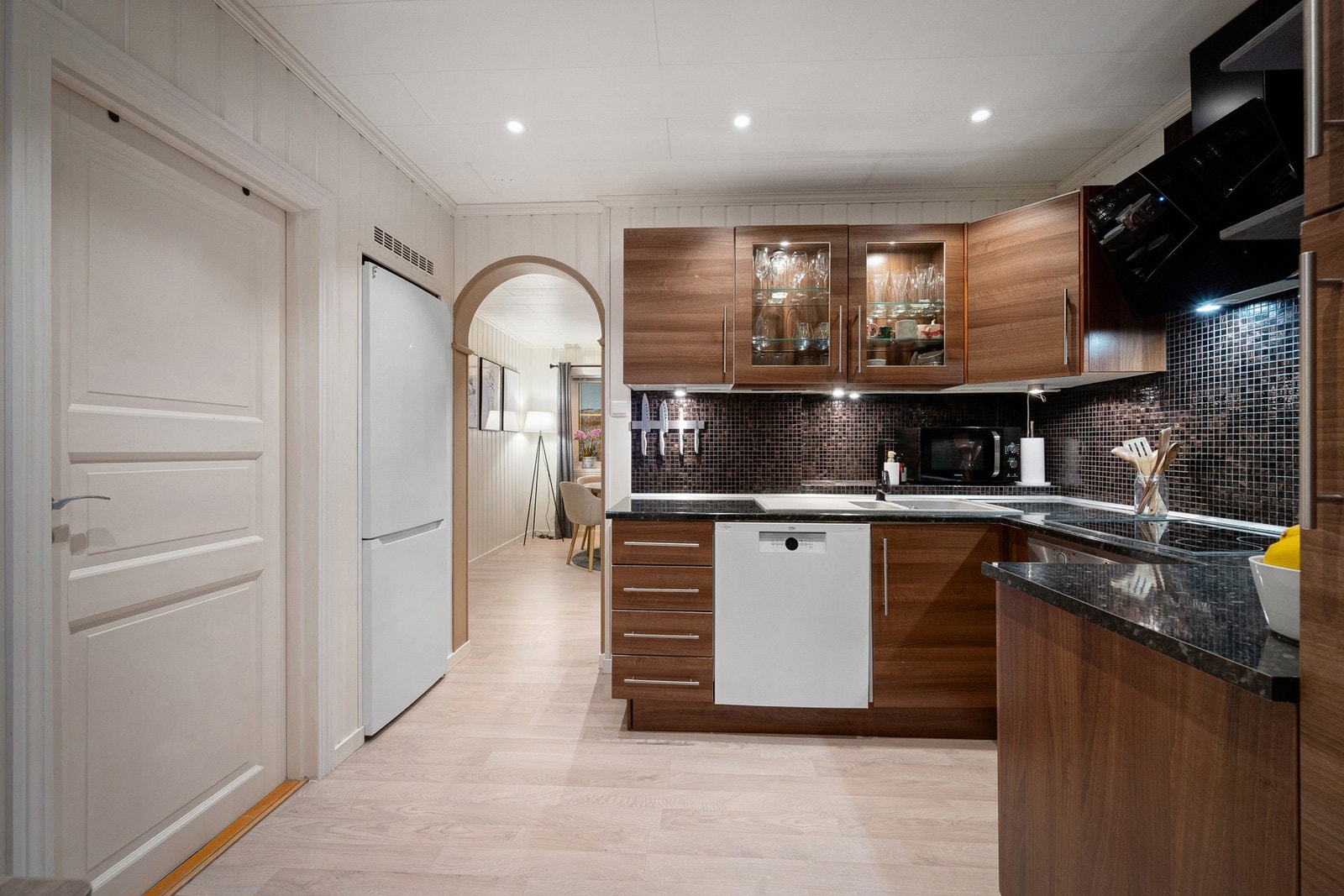 Rom for stort kjøle- og fryseskap til venstre Galleribilde