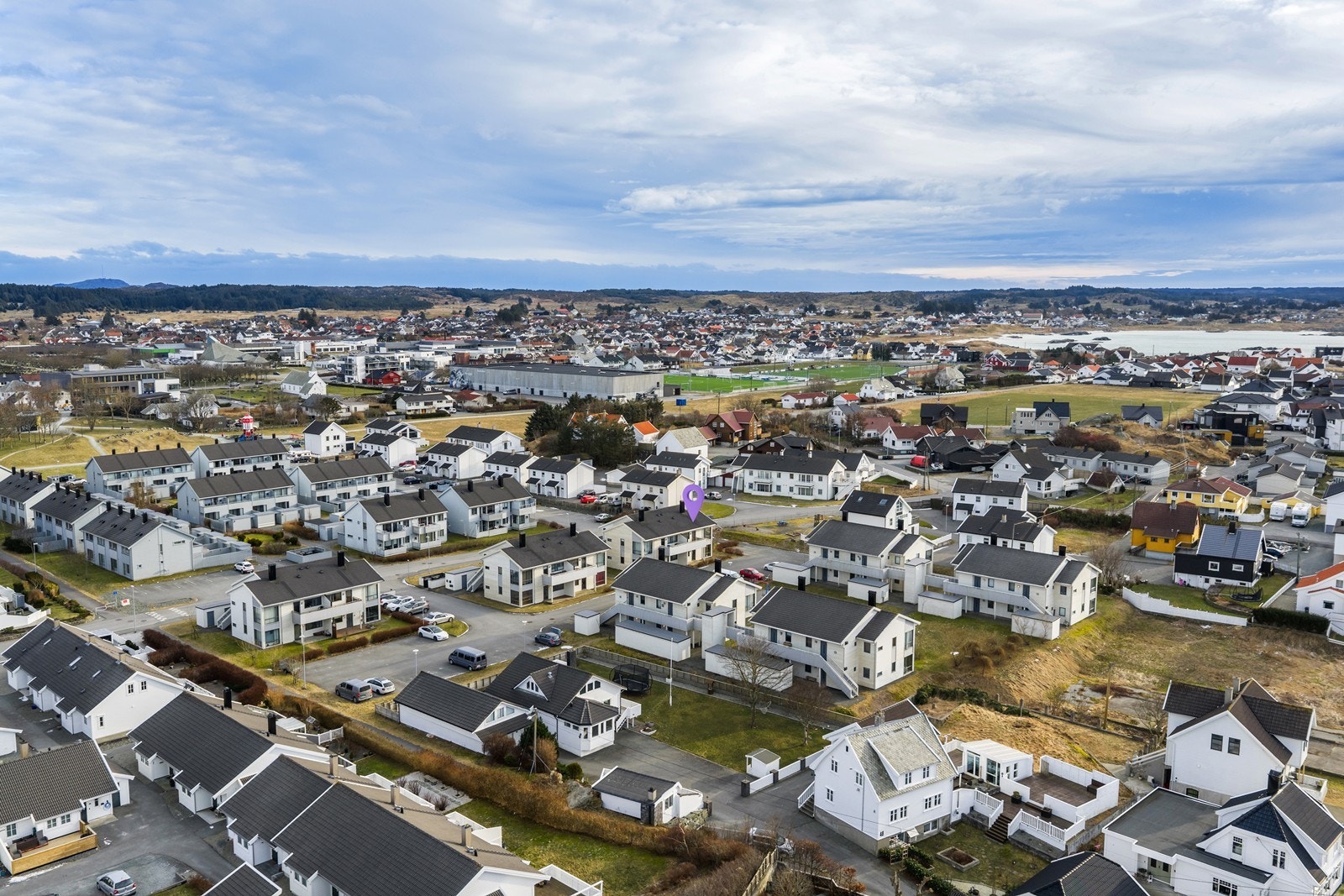 Kort rusletur til idrettsanlegg og Åkrasanden Galleribilde