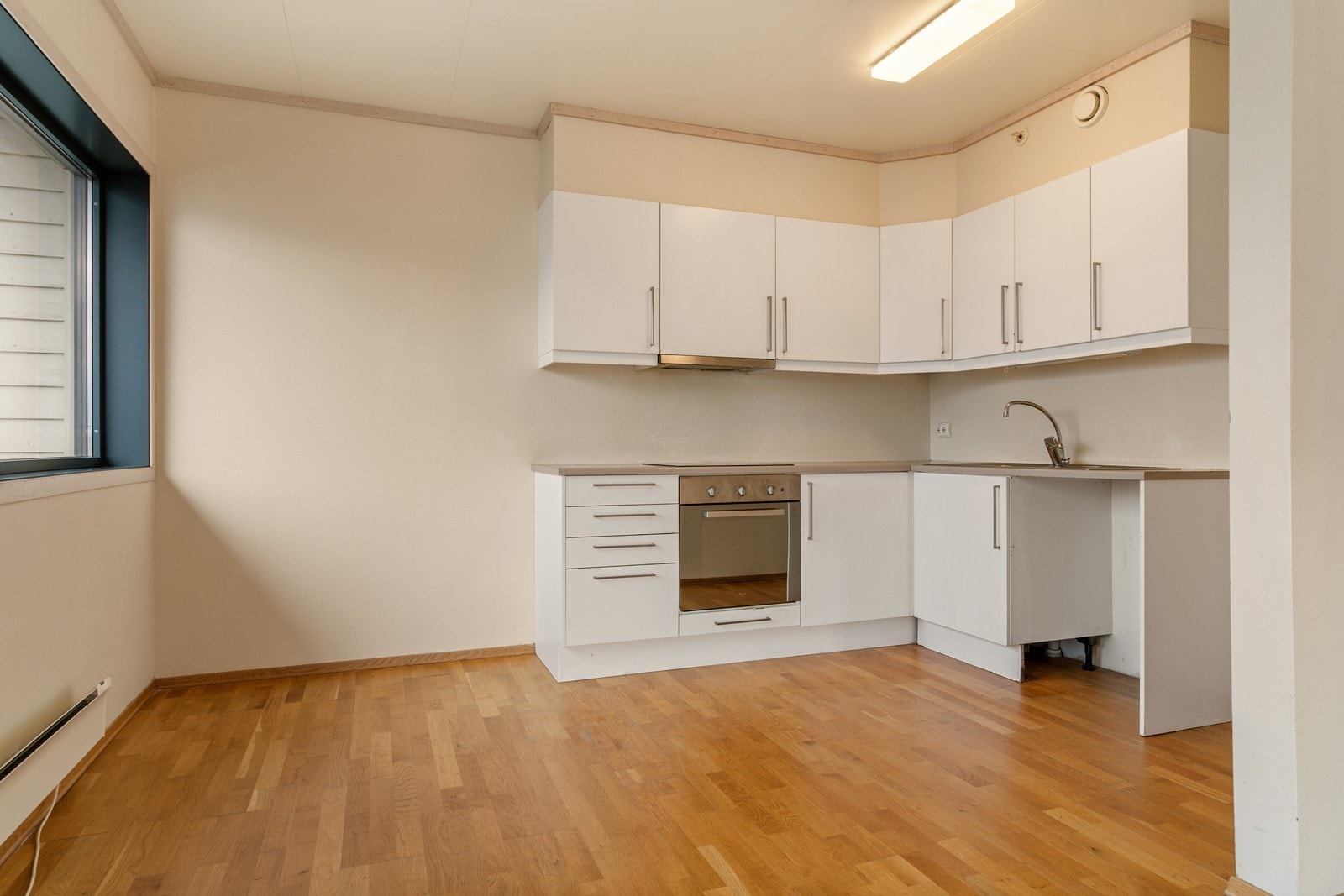 God skap og benkeplass på kjøkken. Opplegg for oppvaskmaskin Galleribilde