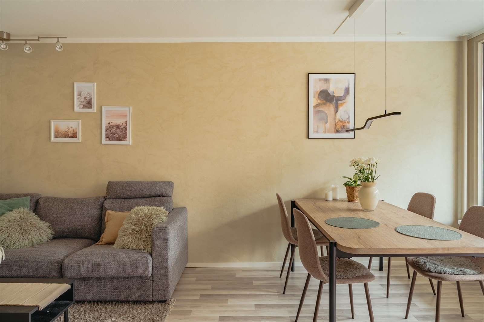 Stuen på hele 20,7m² fremstår som hjemmets naturlige samlingspunkt. Galleribilde