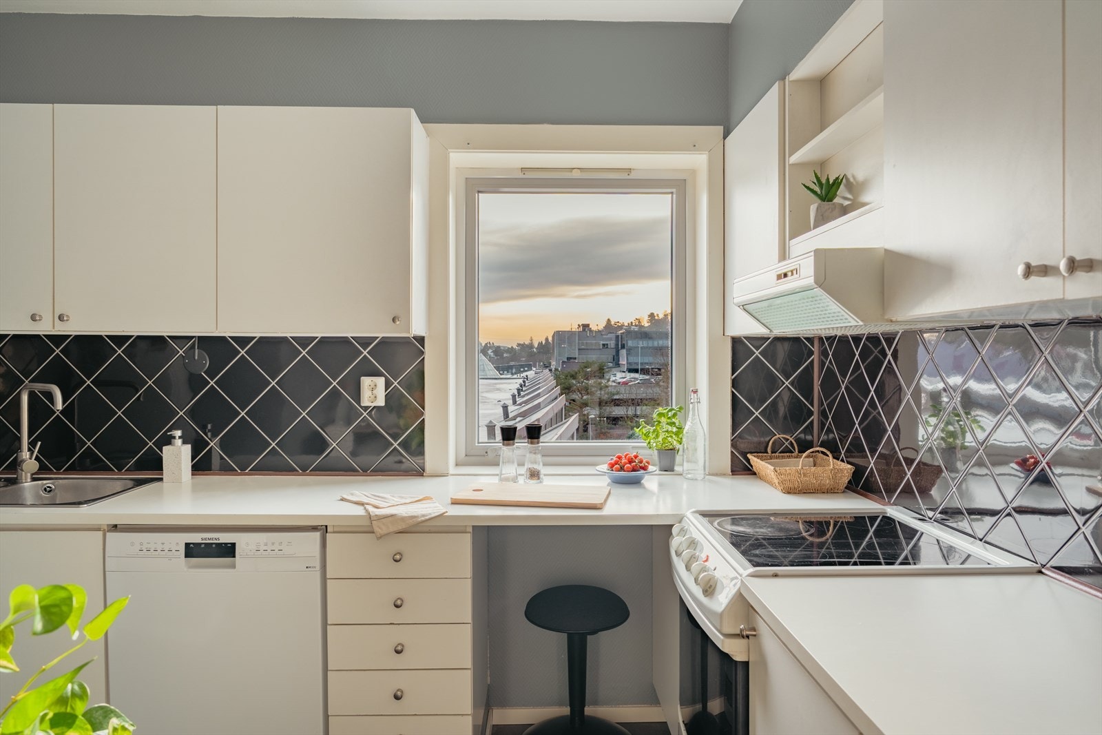 Endeleilighet med ekstra lysinnslipp og fin utsikt fra kjøkkenet. Galleribilde