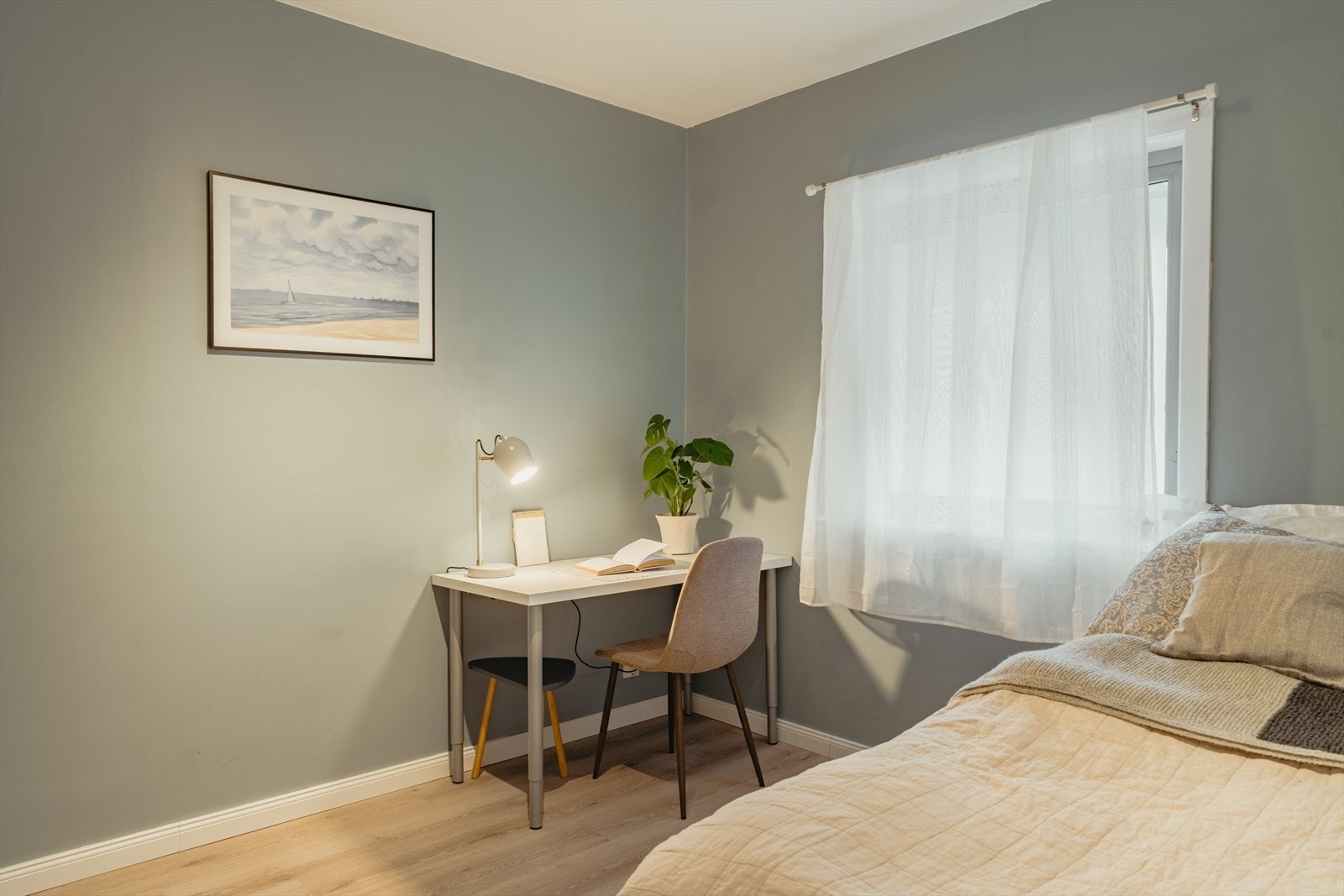 Soverommet har en praktisk størrelse og gode møbleringsmuligheter. Galleribilde