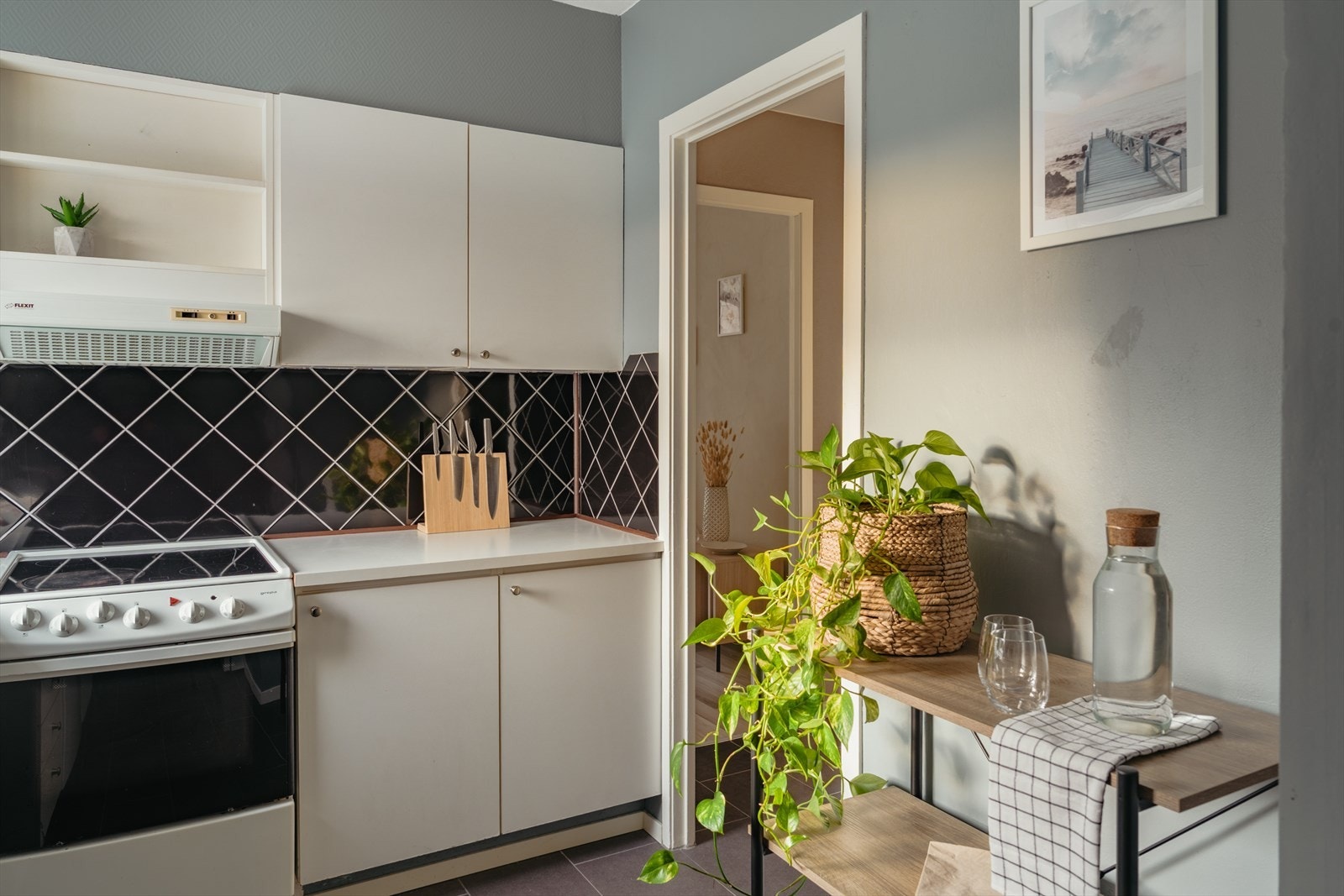 Lyst kjøkken med vindu som slipper inn rikelig med dagslys. Galleribilde