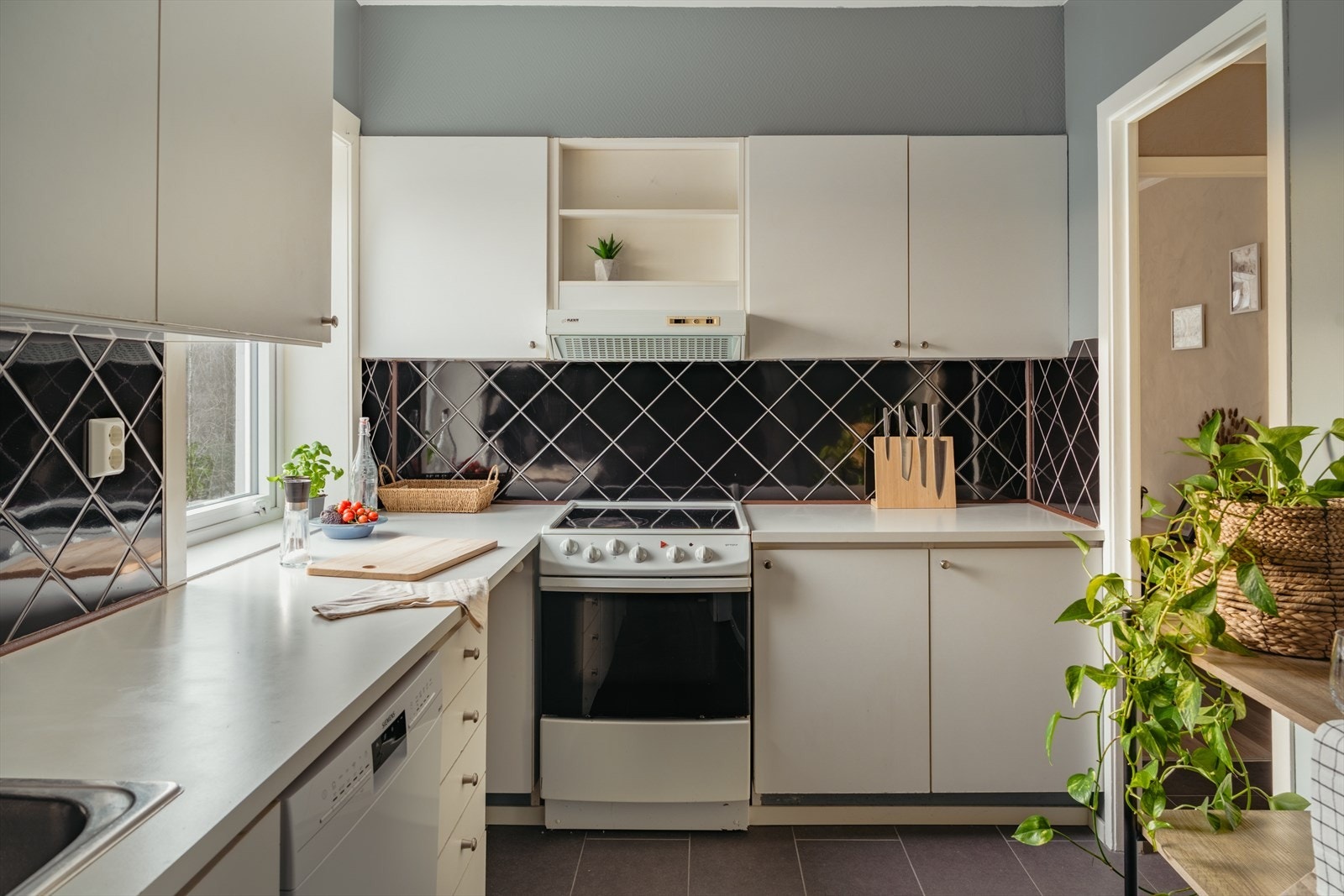 Romslig kjøkken med god plass til både matlaging og oppbevaring. Galleribilde