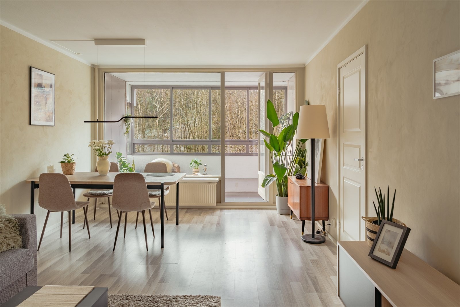 Aktiv Eiendomsmegling v/ Lars Waage har den store gleden av å presentere Loddefjordveien 14. Foto: Quinn, Petter Tran Galleribilde