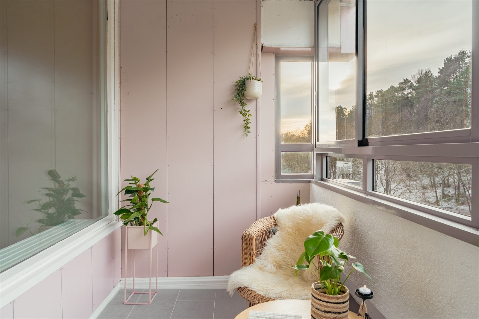 Fra stuen kommer vi ut til en vestvendt innglasset balkong. Galleribilde