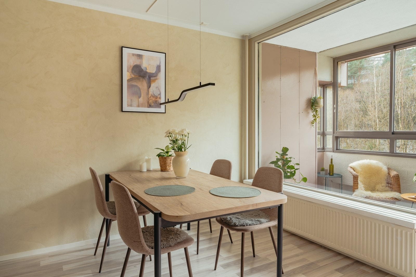 Direkte utgang til innglasset balkong som gir ekstra romfølelse og bruksmuligheter. Galleribilde