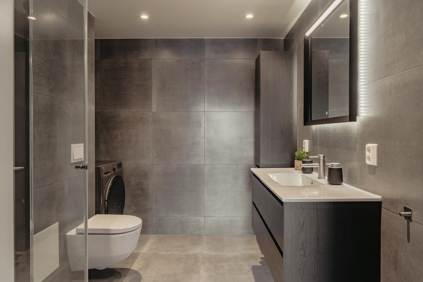 Stilrent bad med tidsriktige fliser og gjennomført utførelse. Galleribilde