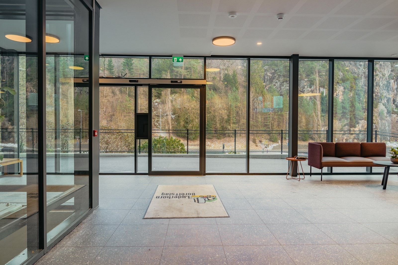 Oppgradert inngangsparti med ny heis og moderne lobby. Galleribilde