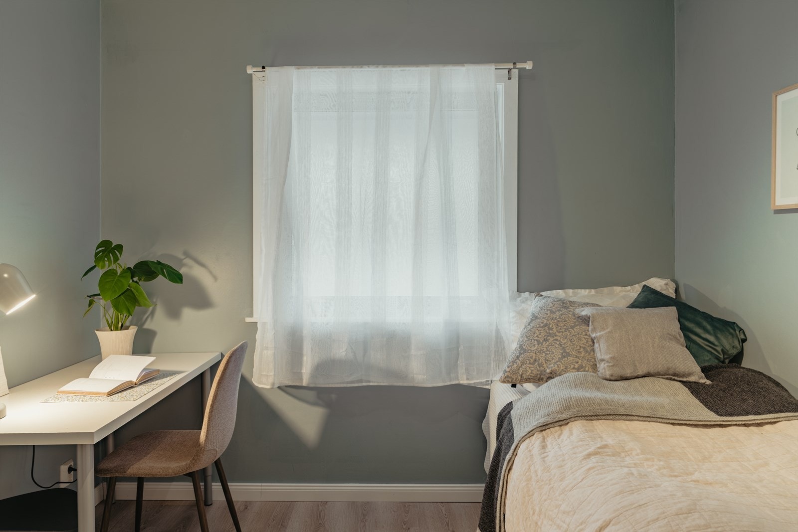 Lyst soverom som egner seg godt som barnerom, gjesterom eller kontor. Galleribilde