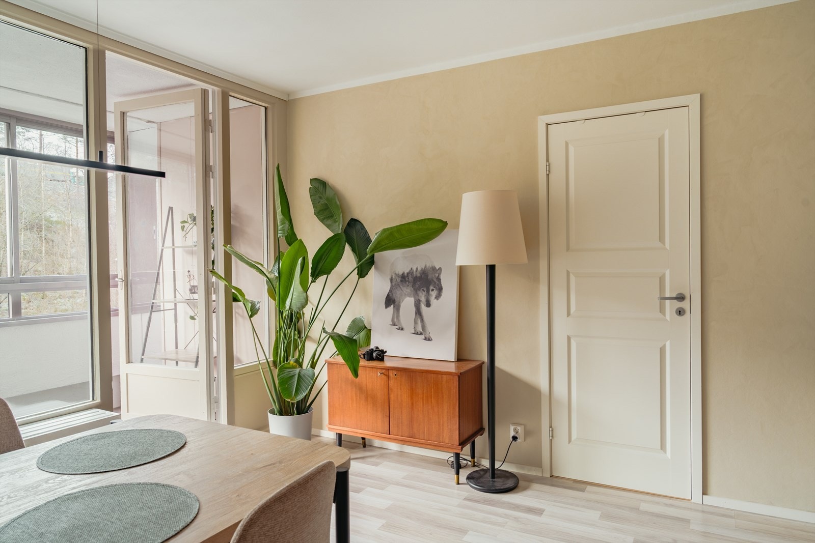 Romslig og innbydende stue med store vinduer og flott lysinnslipp. Her er det god plass til både sofakrok og spisestue, med direkte adkomst til innglasset balkong. Galleribilde