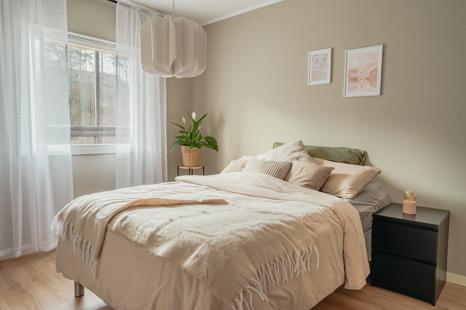 Romslig hovedsoverom på 16,2 m² med godt naturlig lys. Galleribilde