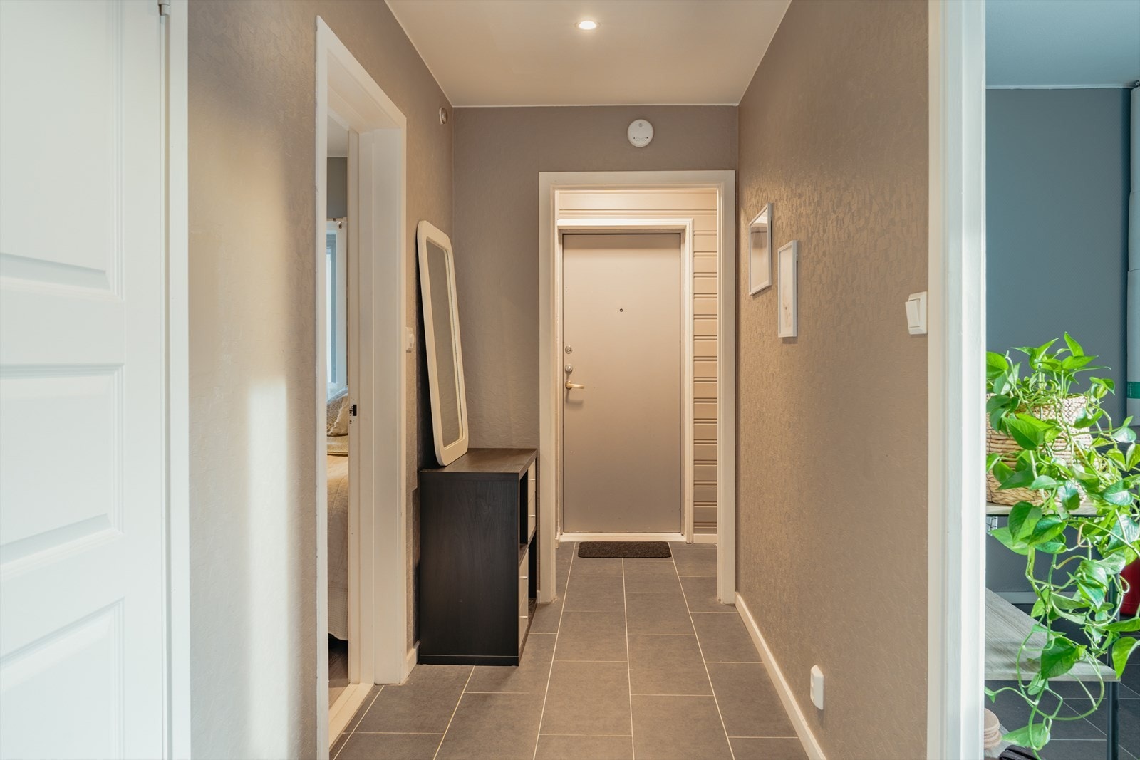 Pene farge- og materialvalg i gangen gir et godt førsteinntrykk. Her er det god plass til oppbevaring av yttertøy og sko. Galleribilde