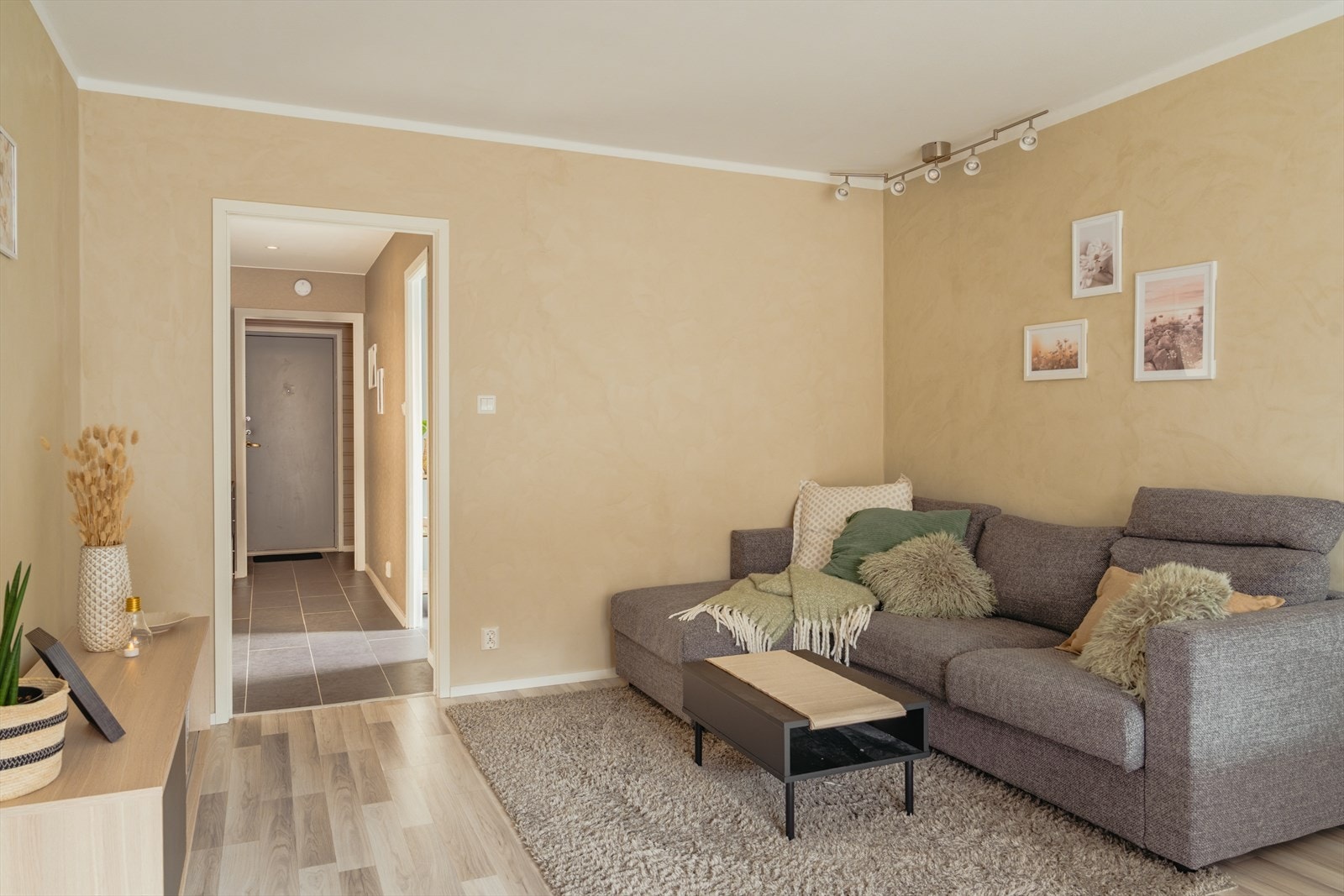 Stuen har god plass til både sofagruppe og spisebord, og er enkel å møblere. Galleribilde