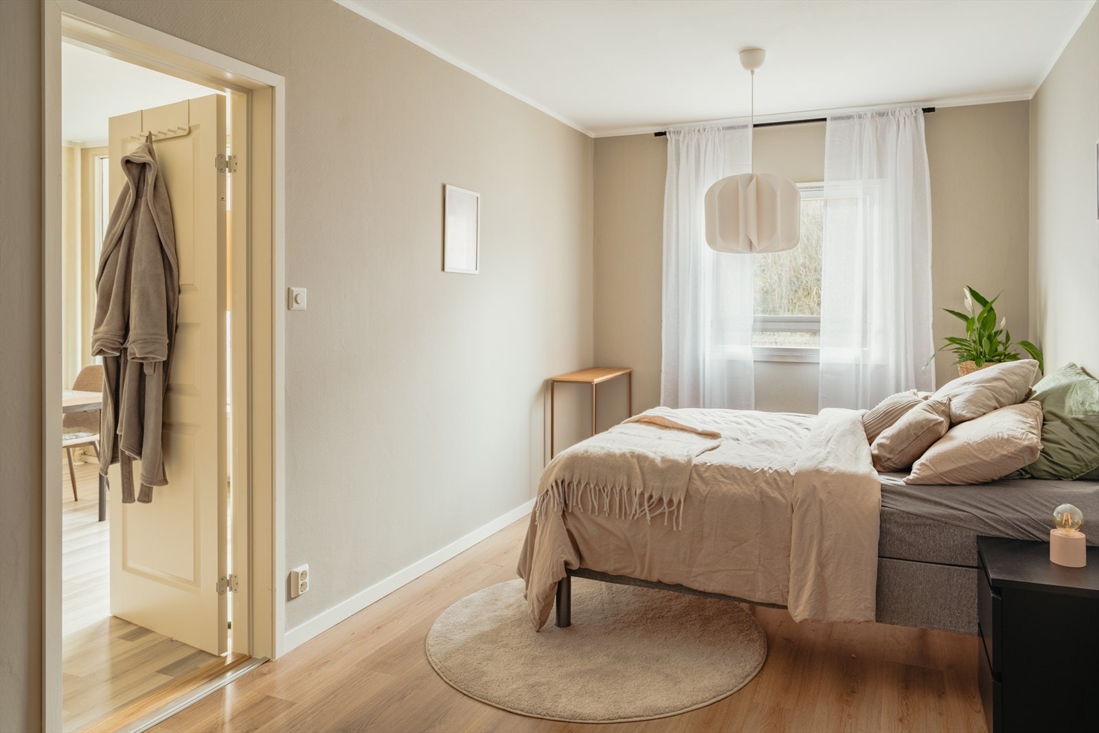 Soverom med behagelig atmosfære og god romfølelse. Galleribilde