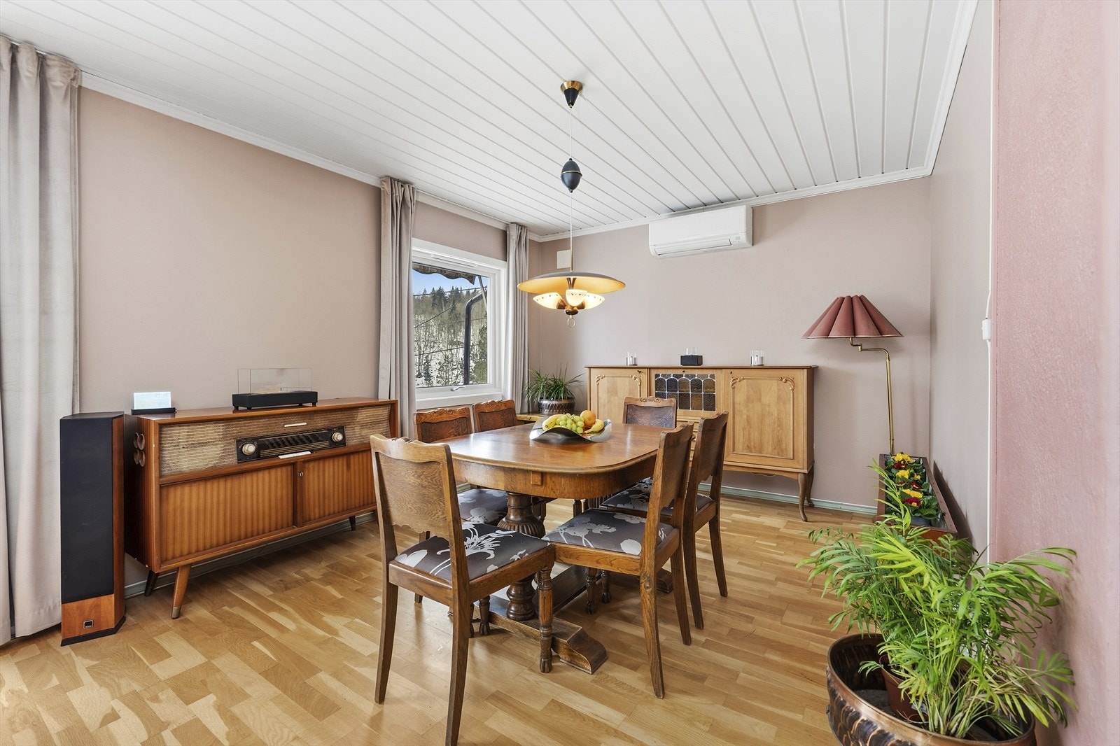 Varmepumpe og vedovn sørger for god oppvarming av denne boligen Galleribilde