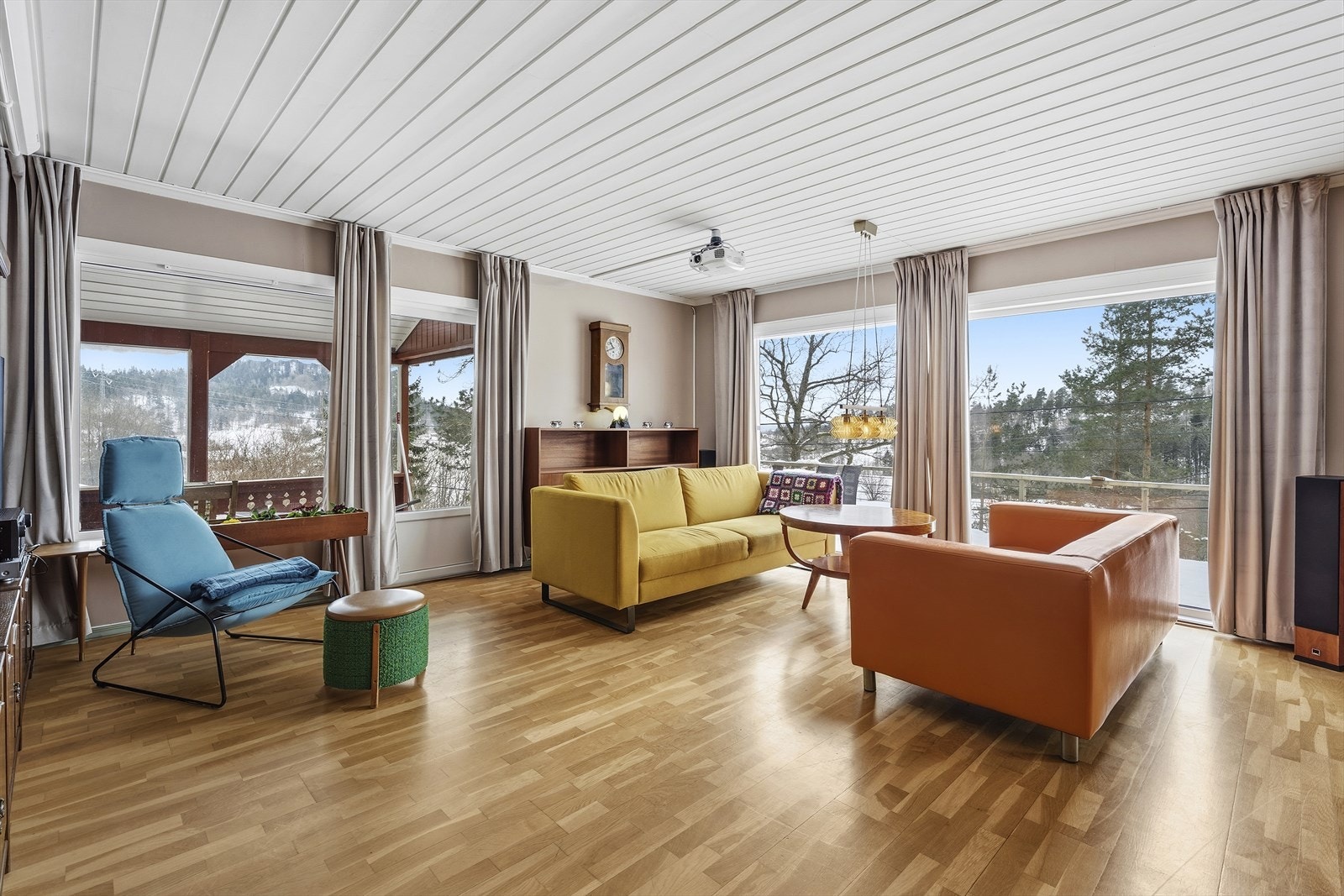 Store vinduer gir fint med lys inn i boligen Galleribilde