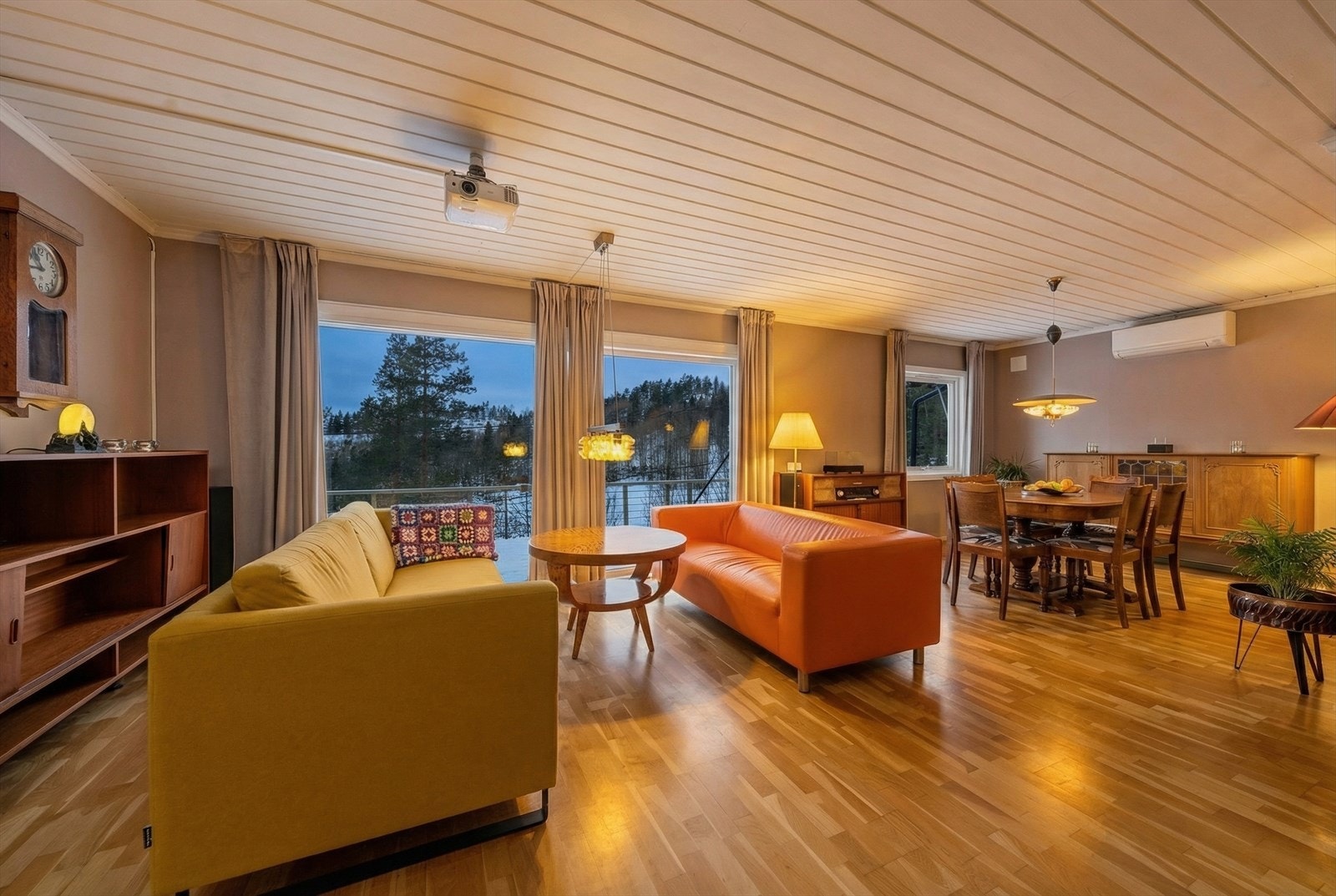 Romslig stue med gode møbleringsalternativer Galleribilde