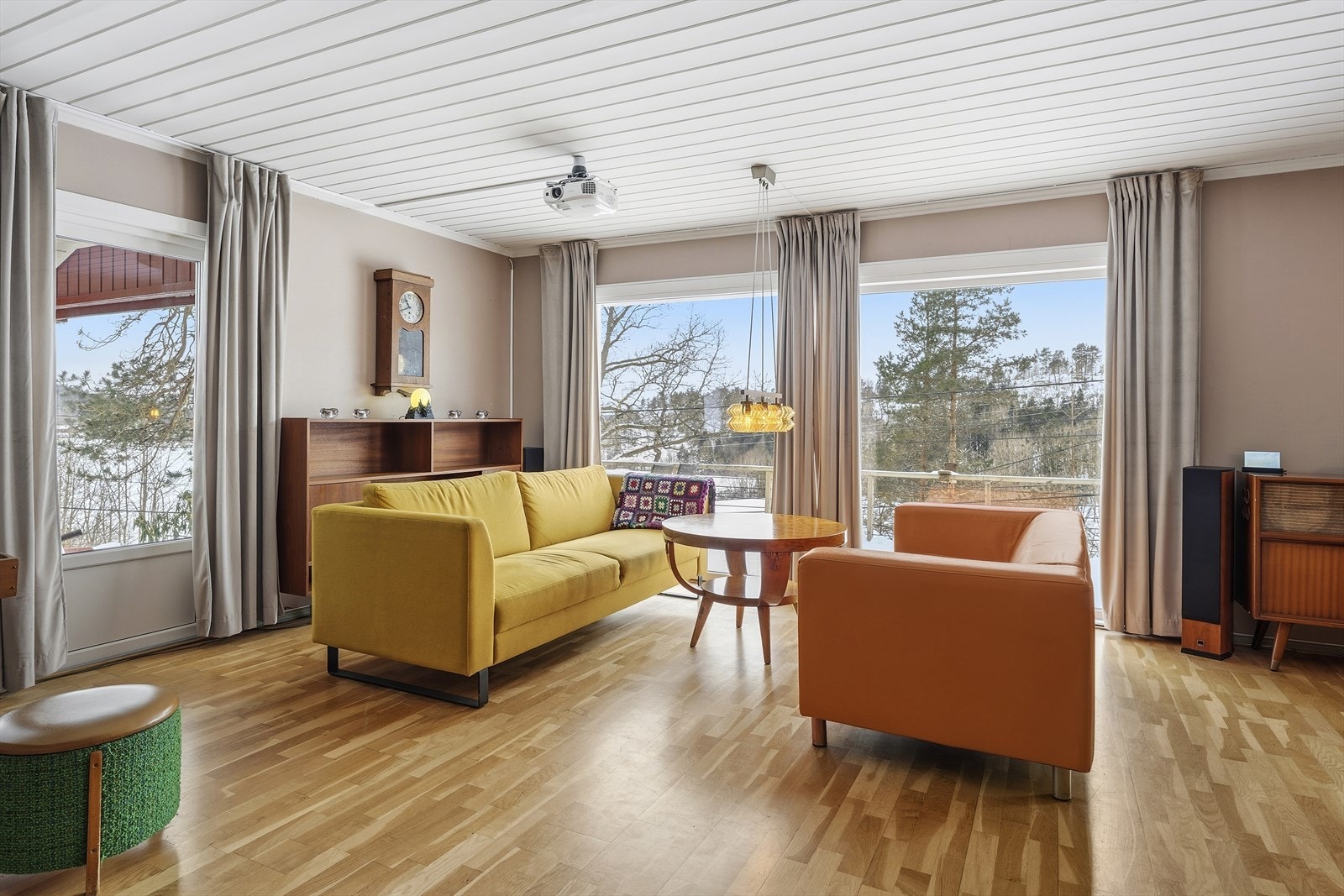 Fra stuen er det utgang til overbygd veranda mot syd og veranda mot vest Galleribilde