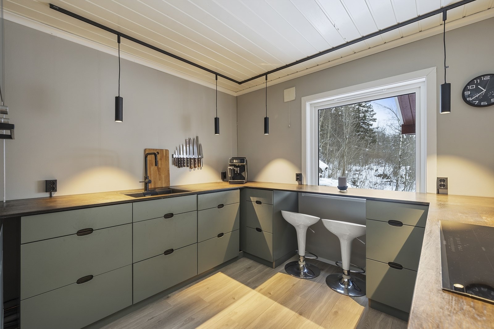 Kjøkkenet har rikelig med arbeidsplass, og koselig spiseplass ved vinduet Galleribilde