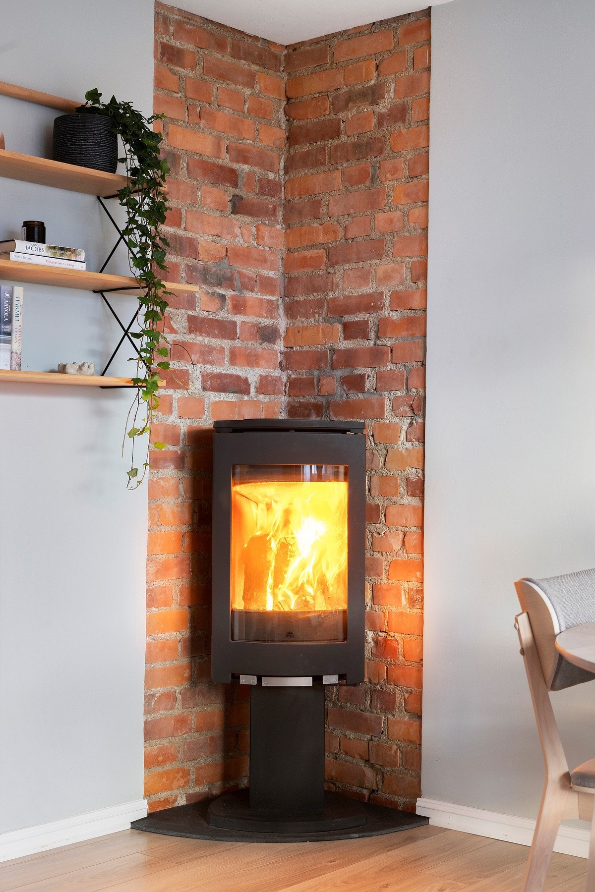 En koselig vedovn som gir en lun varme. Galleribilde