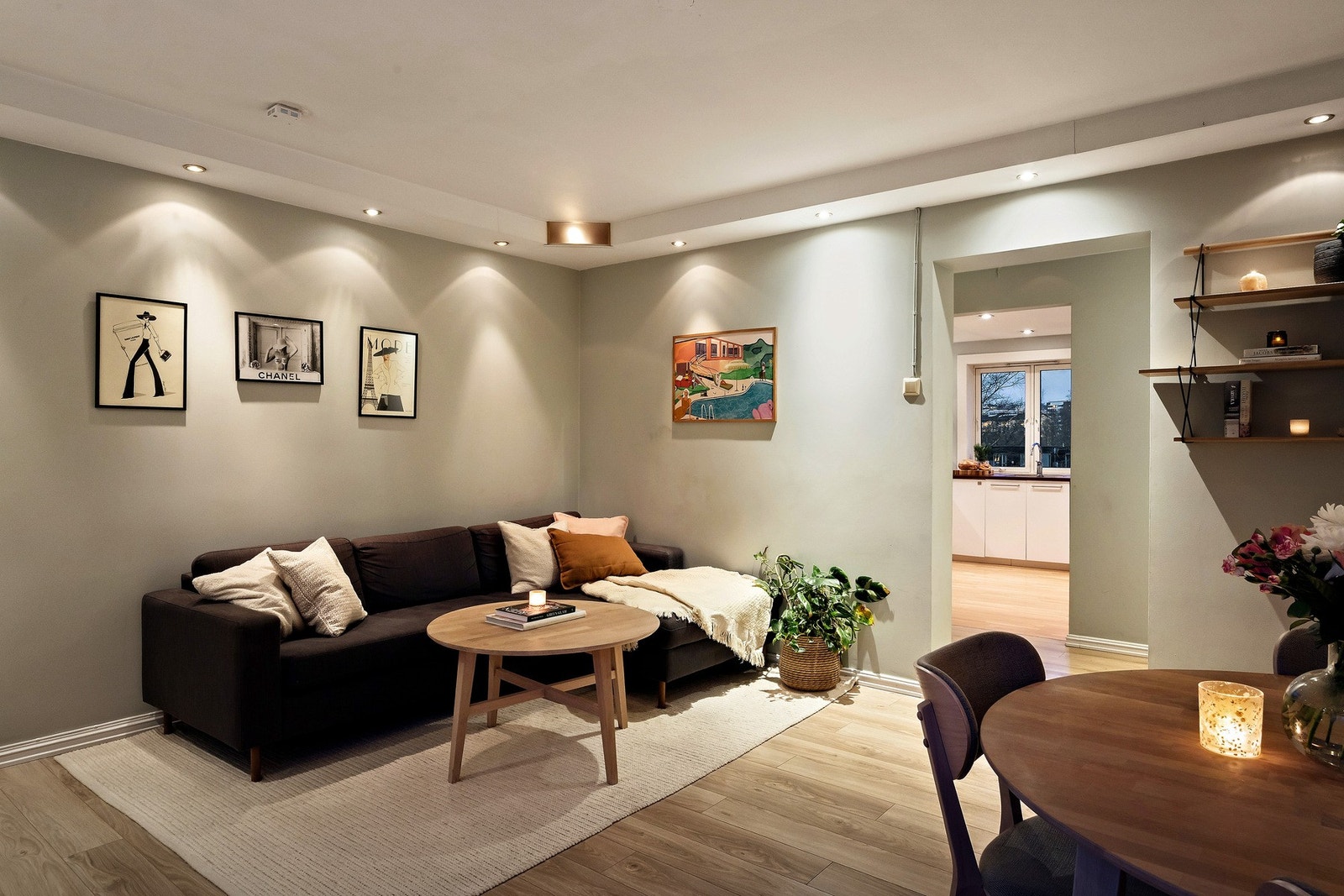 Leiligheten holder gjennomgående god standard og fremstår som lys og velholdt. Galleribilde