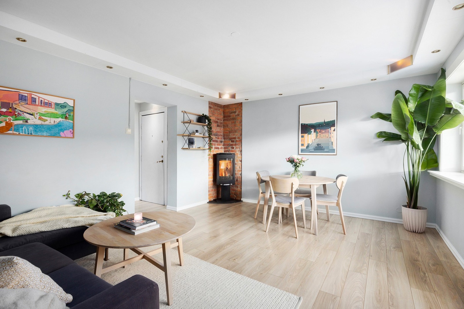 Oppholdsrommet kan enkelt deles inn i hyggelige soner med sofagruppe og spisegruppe. Galleribilde