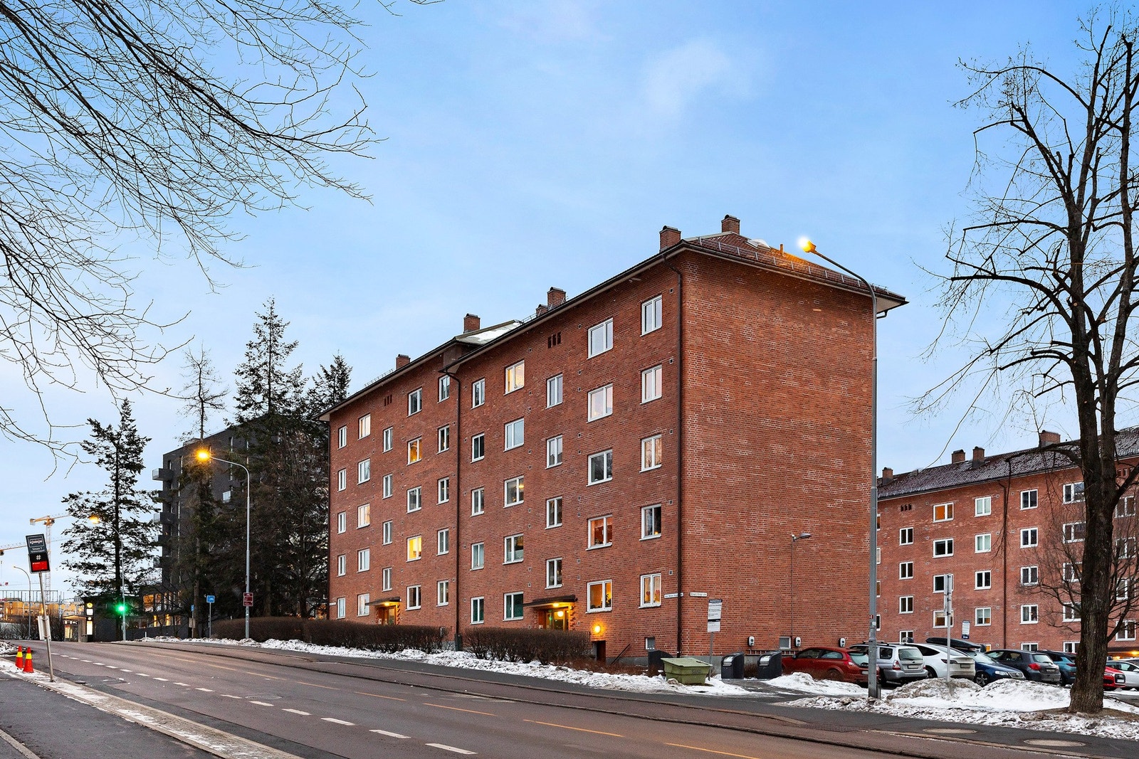 Borettslaget har totalt 120 nummererte parkeringsplasser som kan leies etter venteliste. Galleribilde